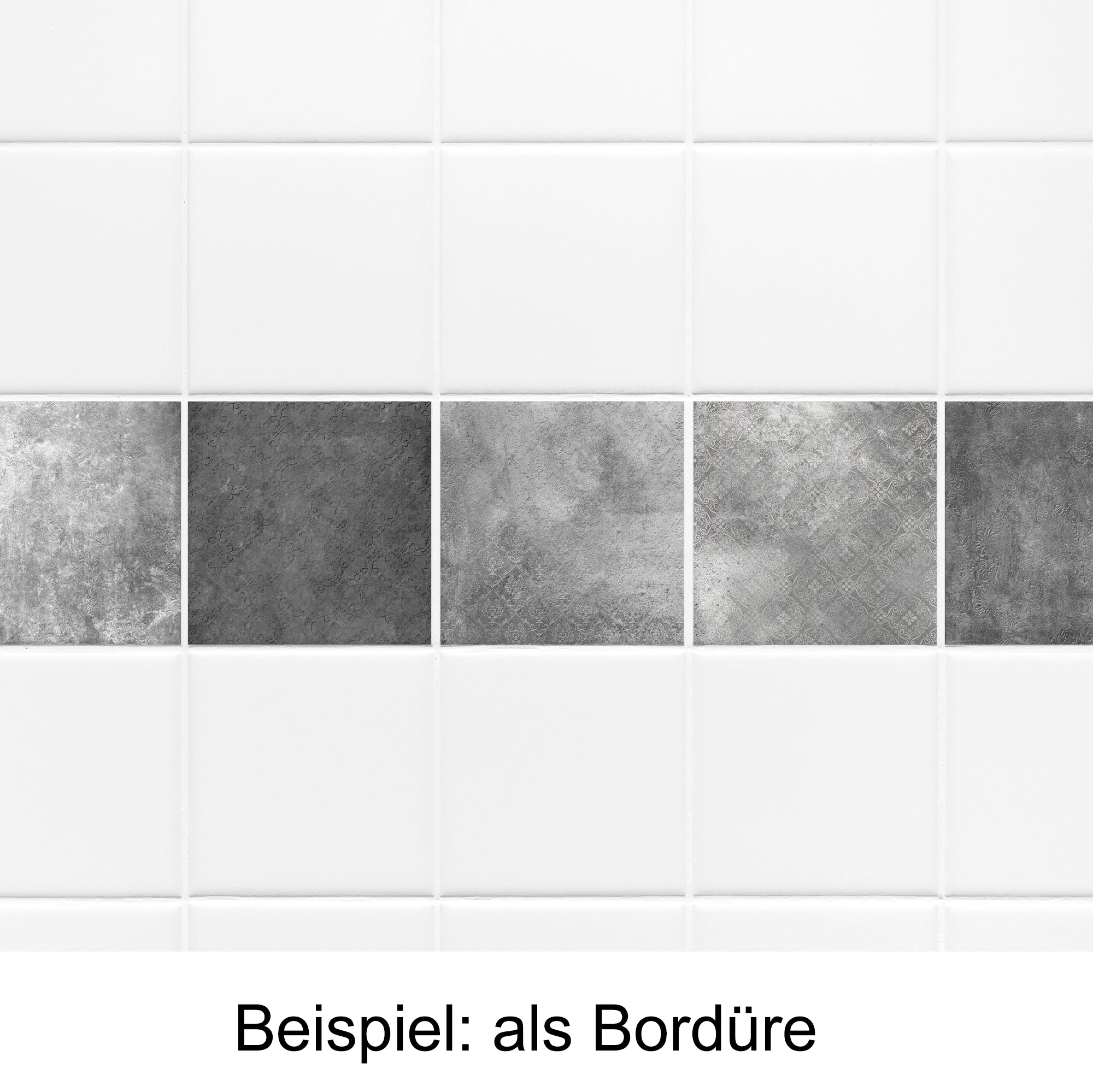 Graue Fliesenbordüre zwischen weißen Fliesen.