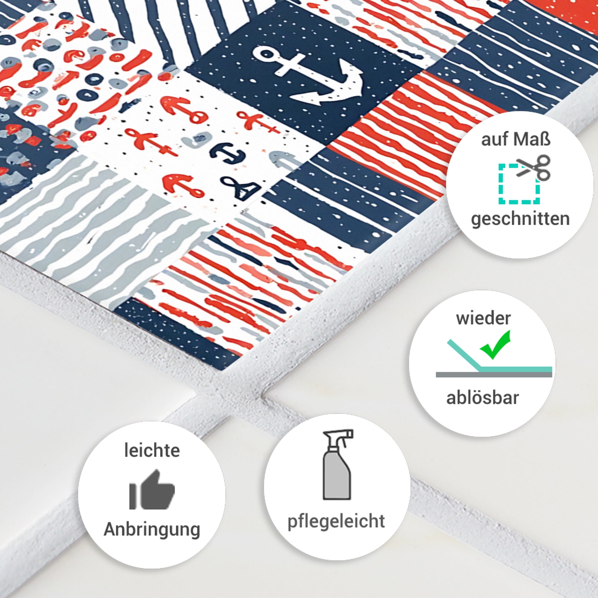 Bunte Teppichmatte mit maritimen Motiven in Blau, Rot und Weiß.