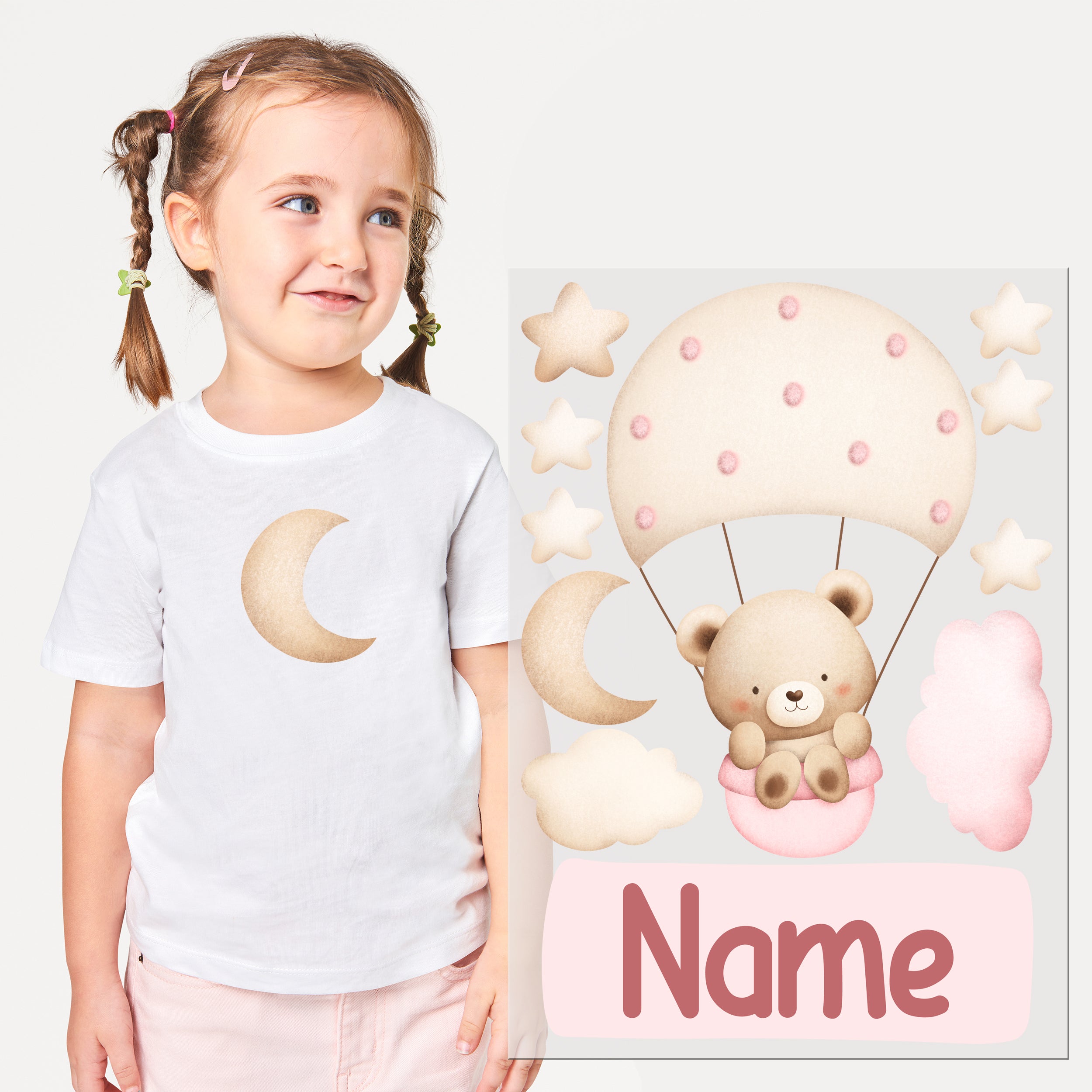 Weißes T-Shirt mit Mondmotiv, niedlicher Bär im Fallschirm.