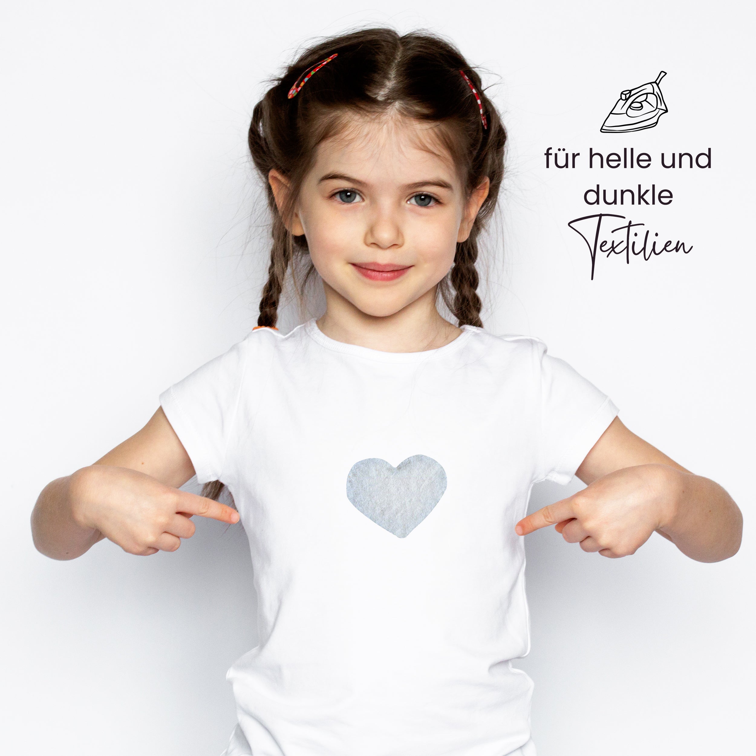 Weißes T-Shirt mit grauem Herz auf der Brust.
