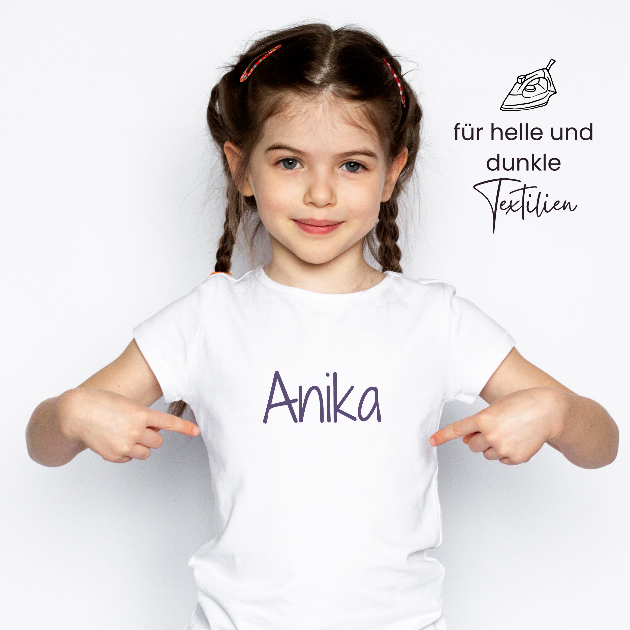Weißes T-Shirt mit lila Schriftzug "Anika".