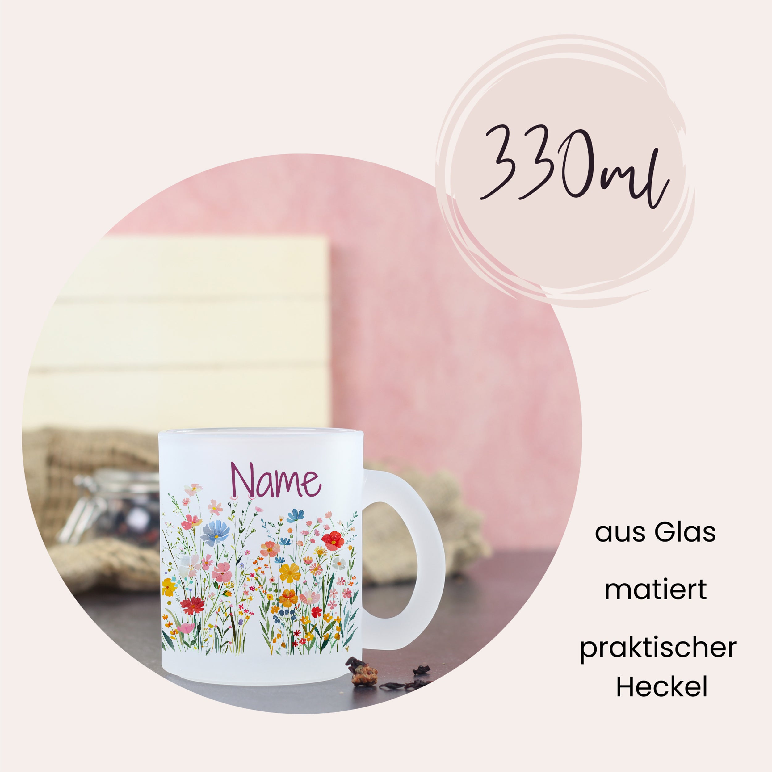 Glastasse mit bunten Blumen