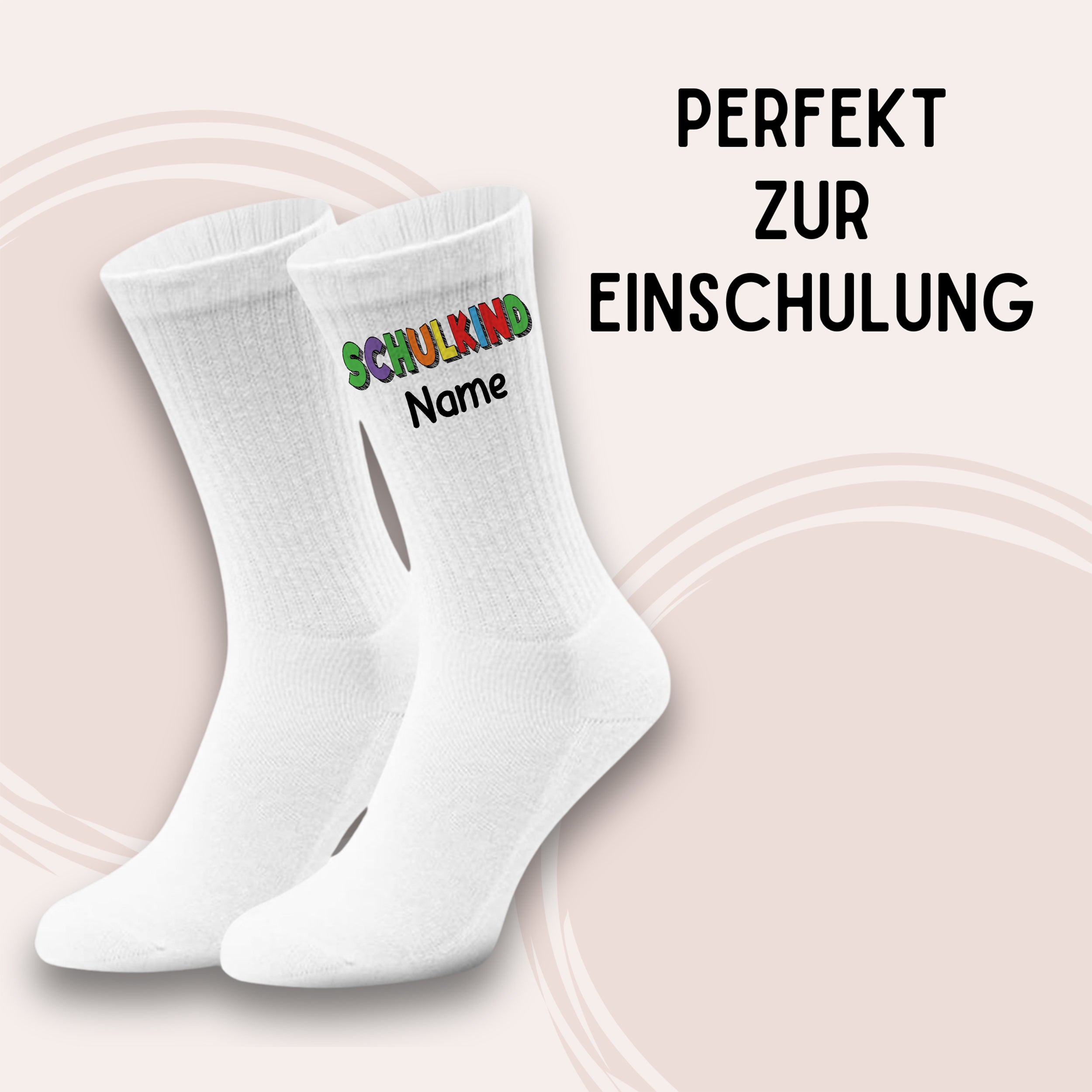 Weiße Socken mit buntem "SCHULKIND"-Schriftzug.