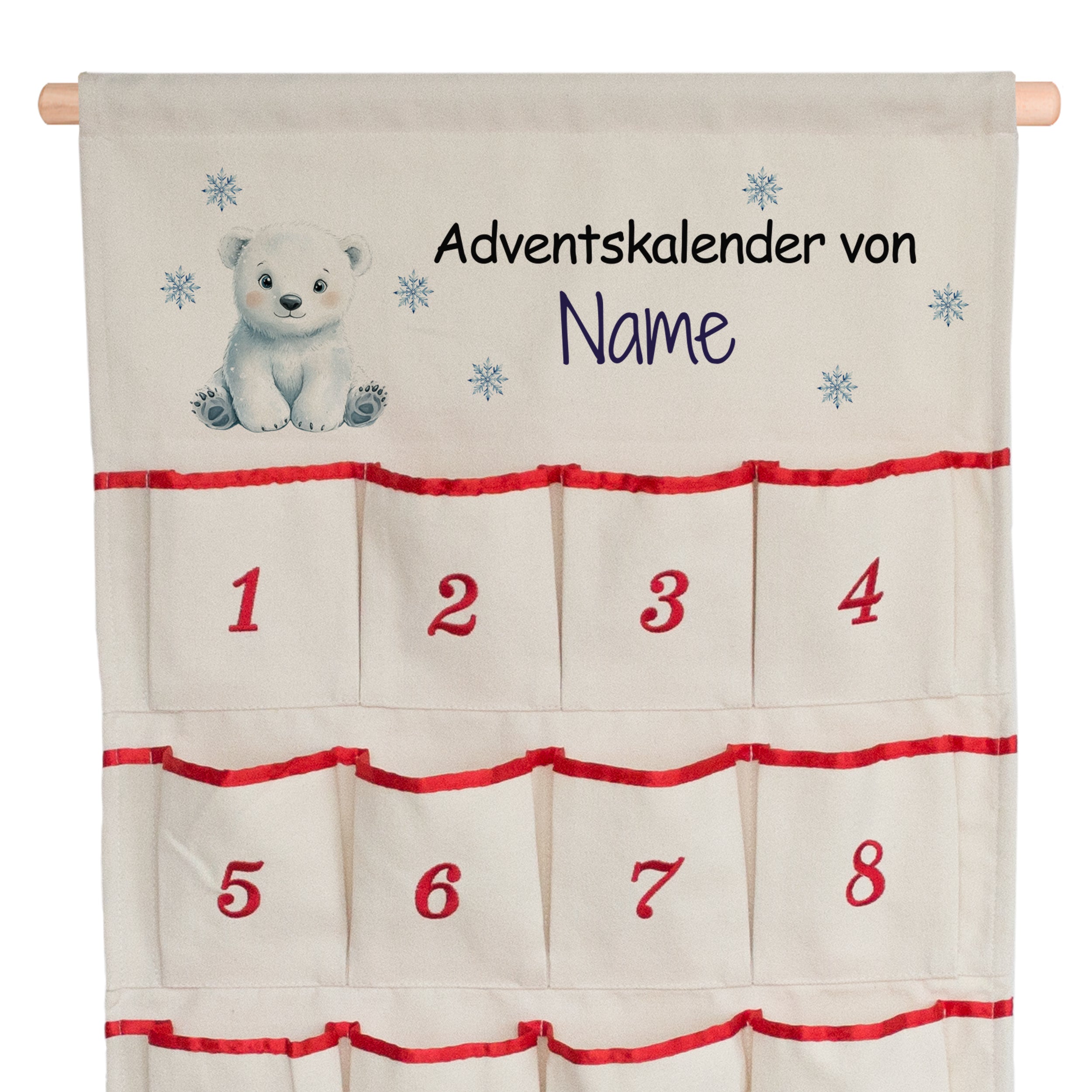 Adventskalender mit Bärenmotiv und roten Taschen.