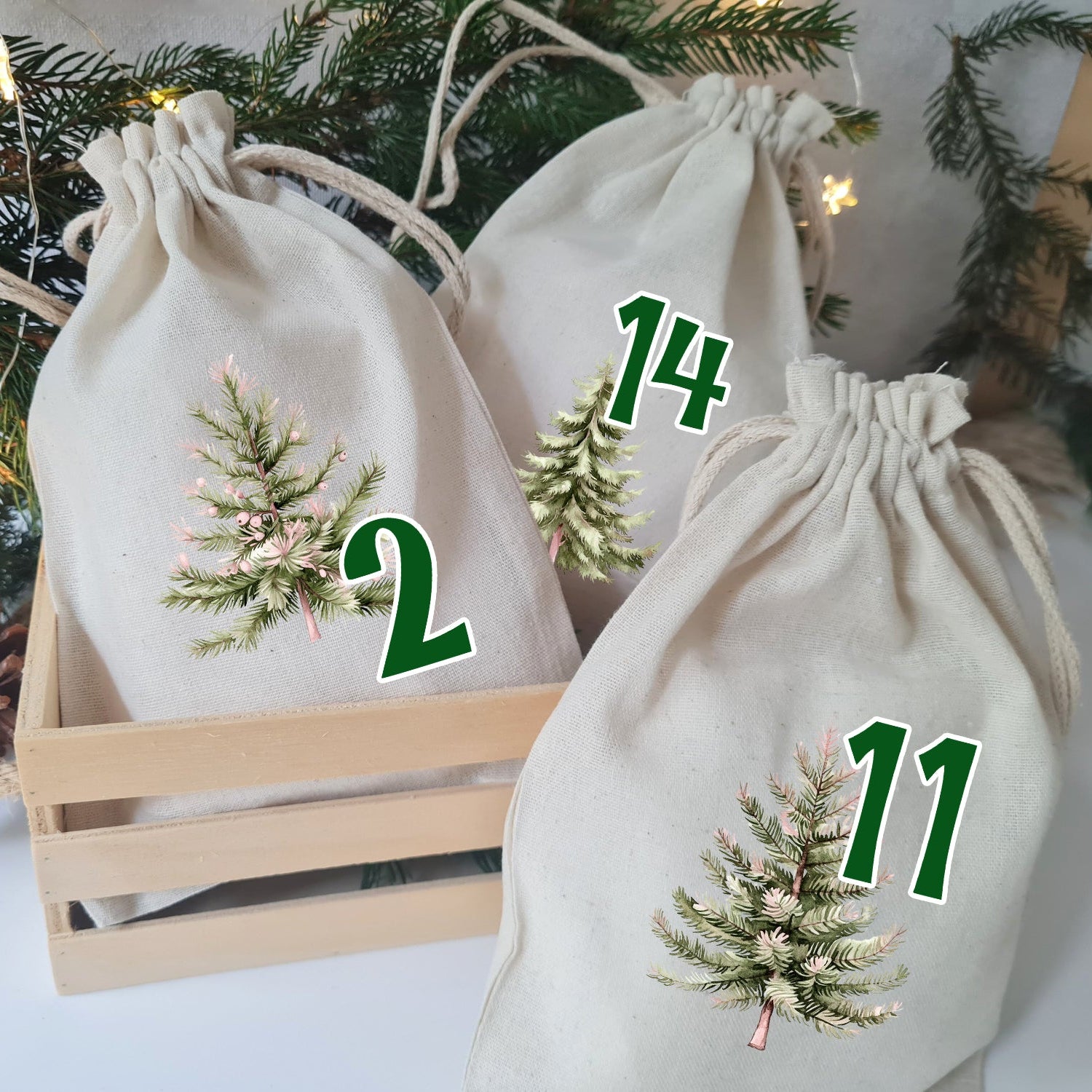 Adventskalender zum Befüllen Stoffbeutel mit Weihnachtsbaum-Motiven und Zahlen.
