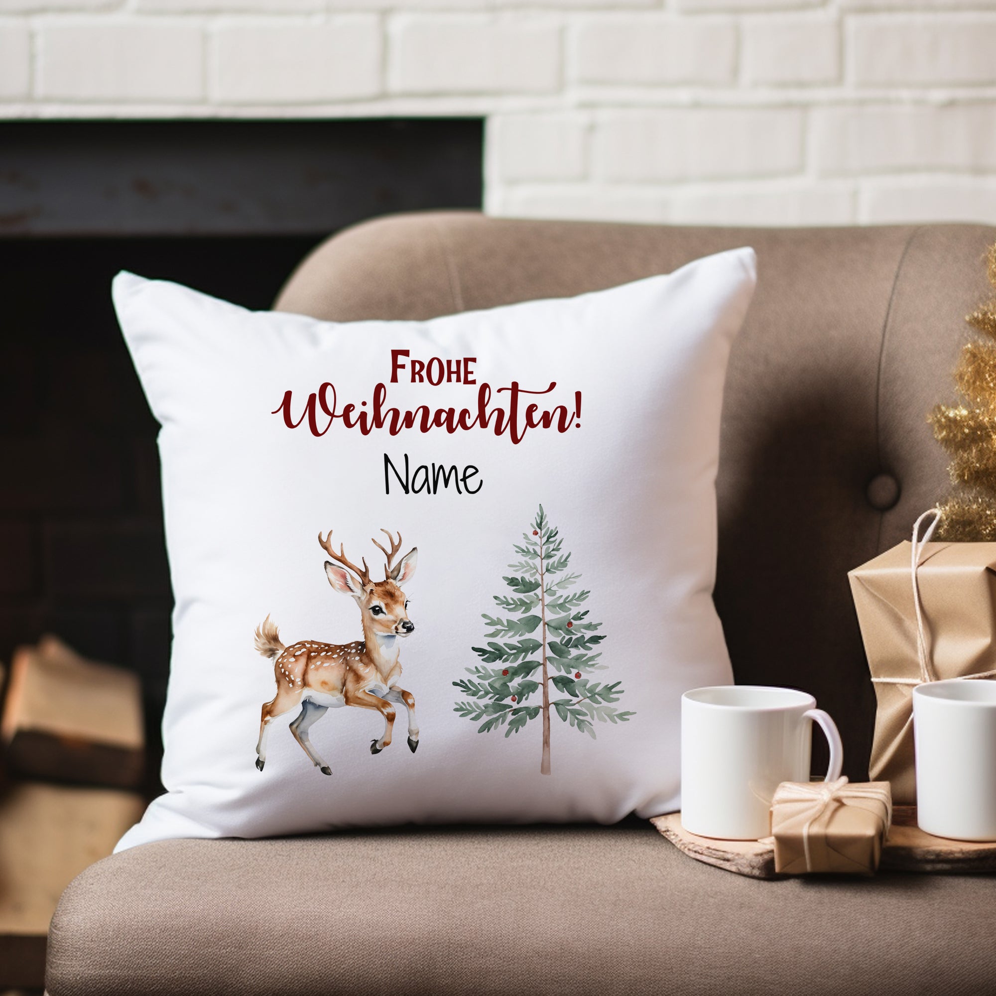 Weißes Kissen mit Weihnachtsmotiv, Reh und Tannenbaum.