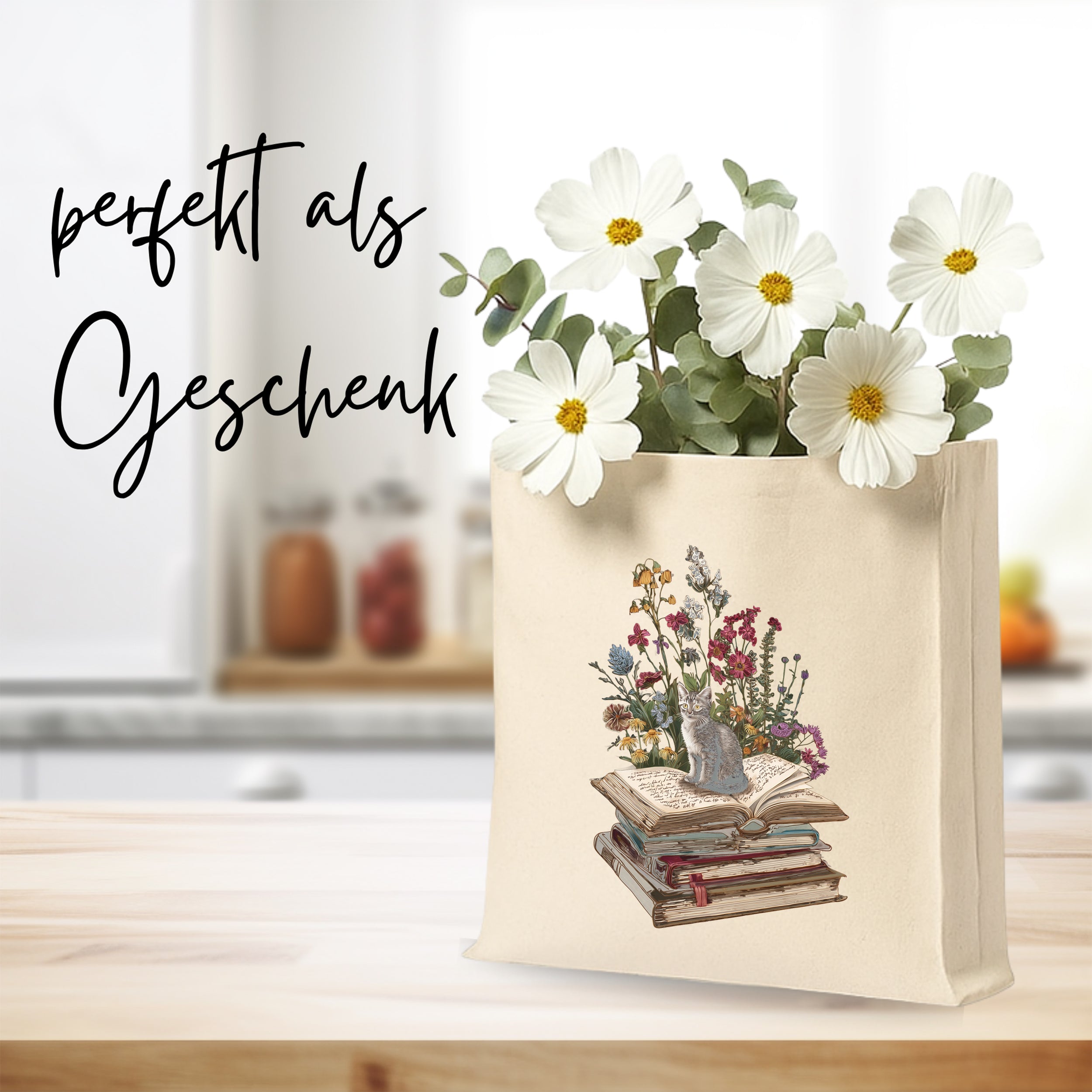 Beige Geschenktüte mit Blumen und Buchillustration.