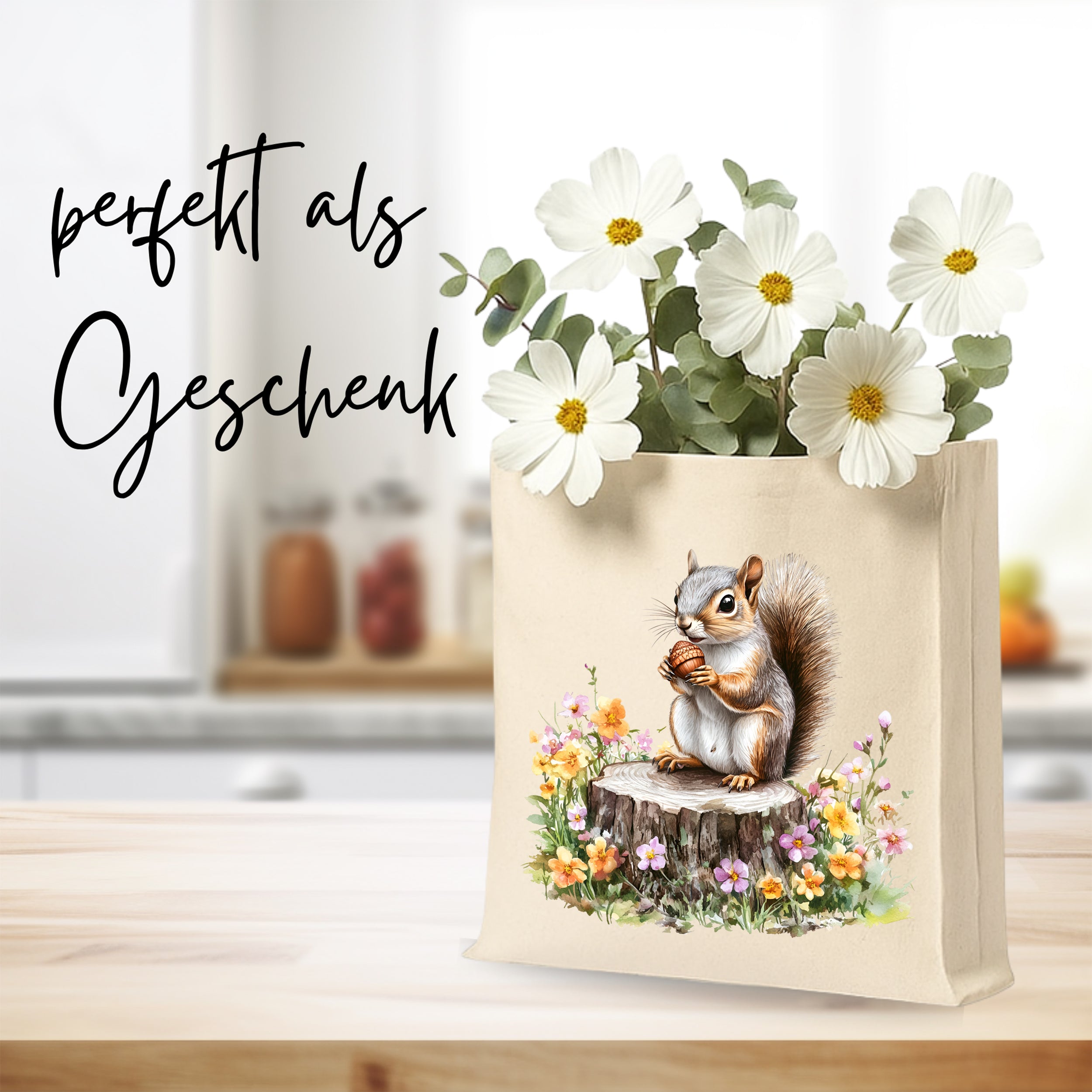 Beige Geschenktüte mit Eichhörnchen und Blumen.