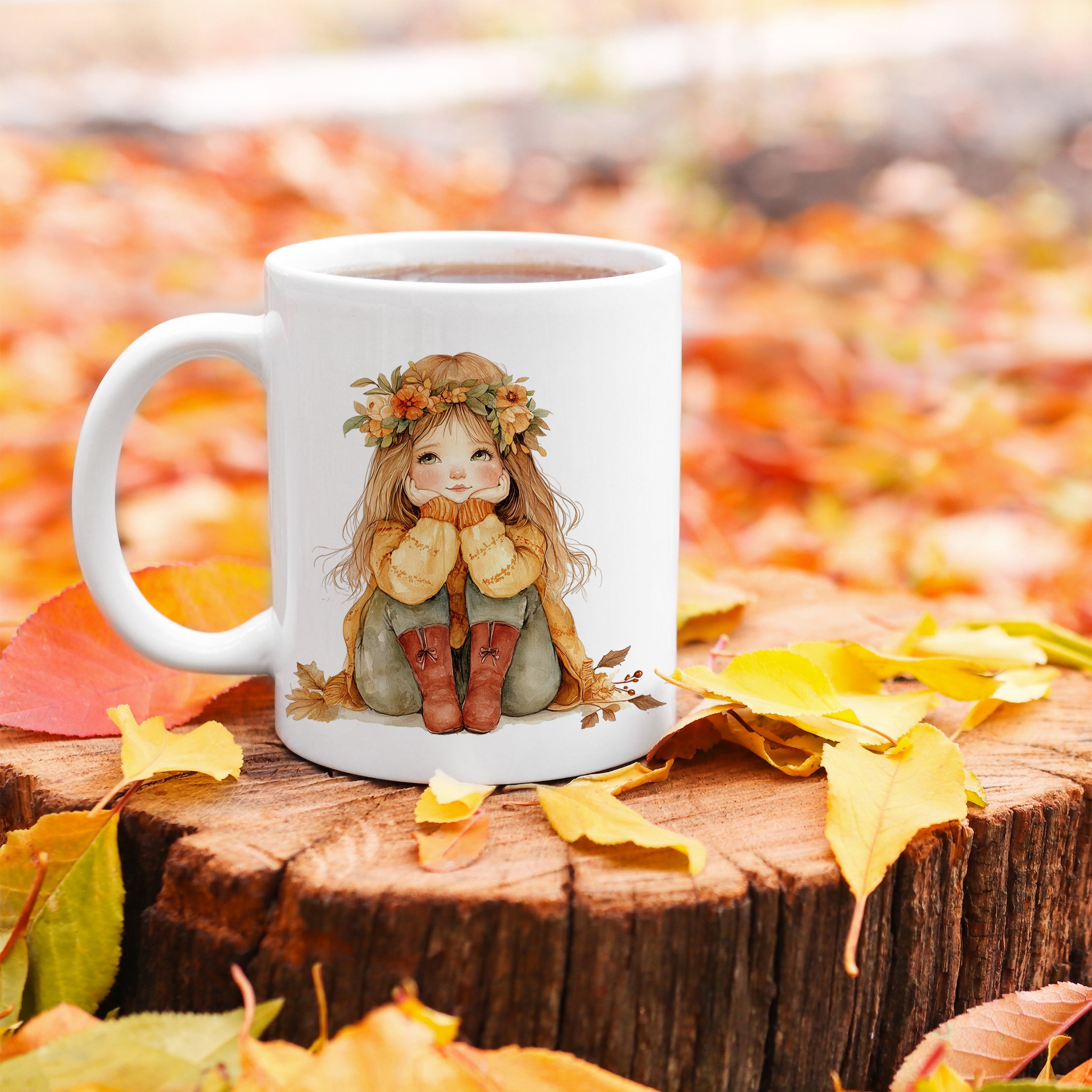 Weißer Kaffeebecher mit herbstlichem Mädchenmotiv und bunten Blättern.