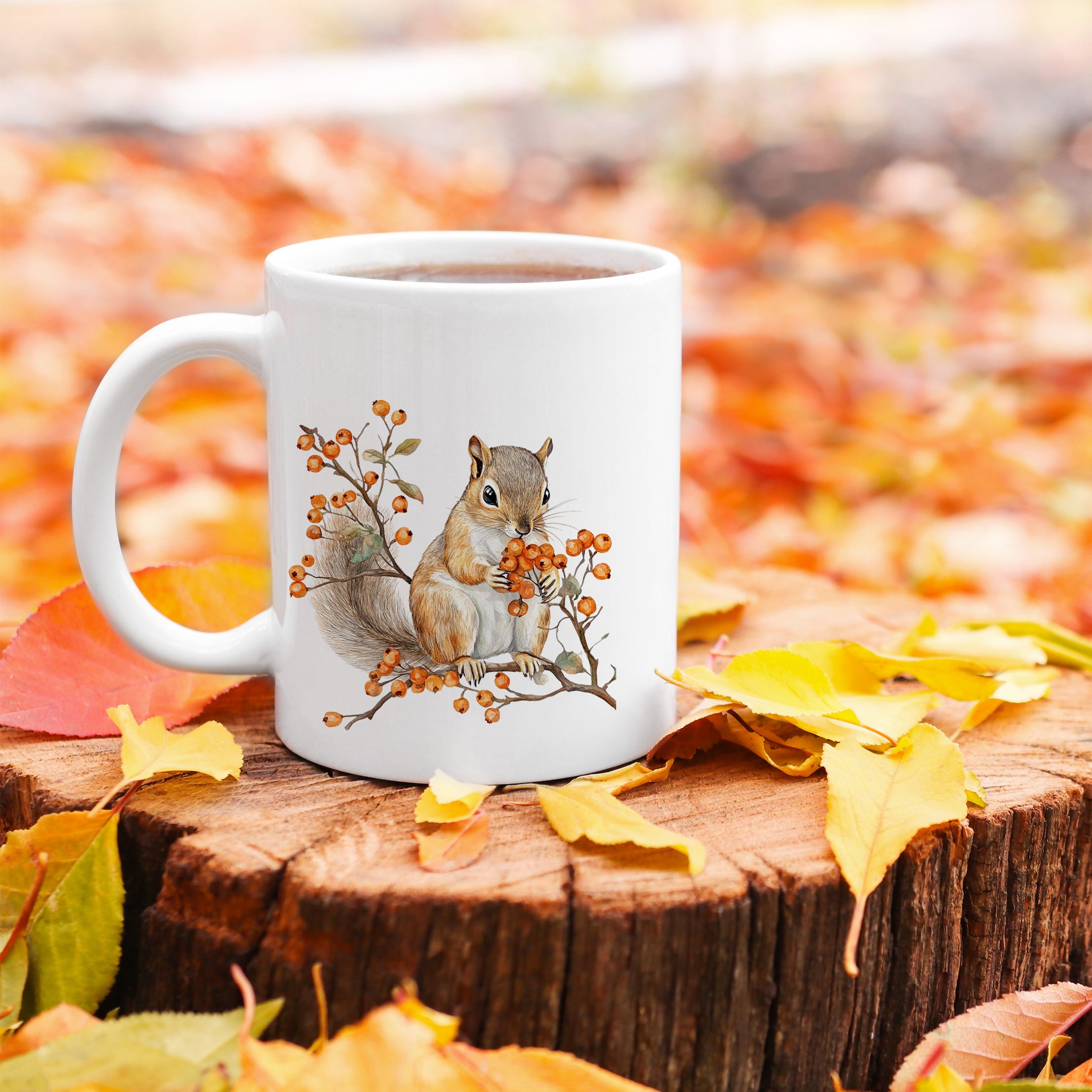 Weiße Tasse mit Eichhörnchen und Beerenmotiv, herbstliche Blätter.