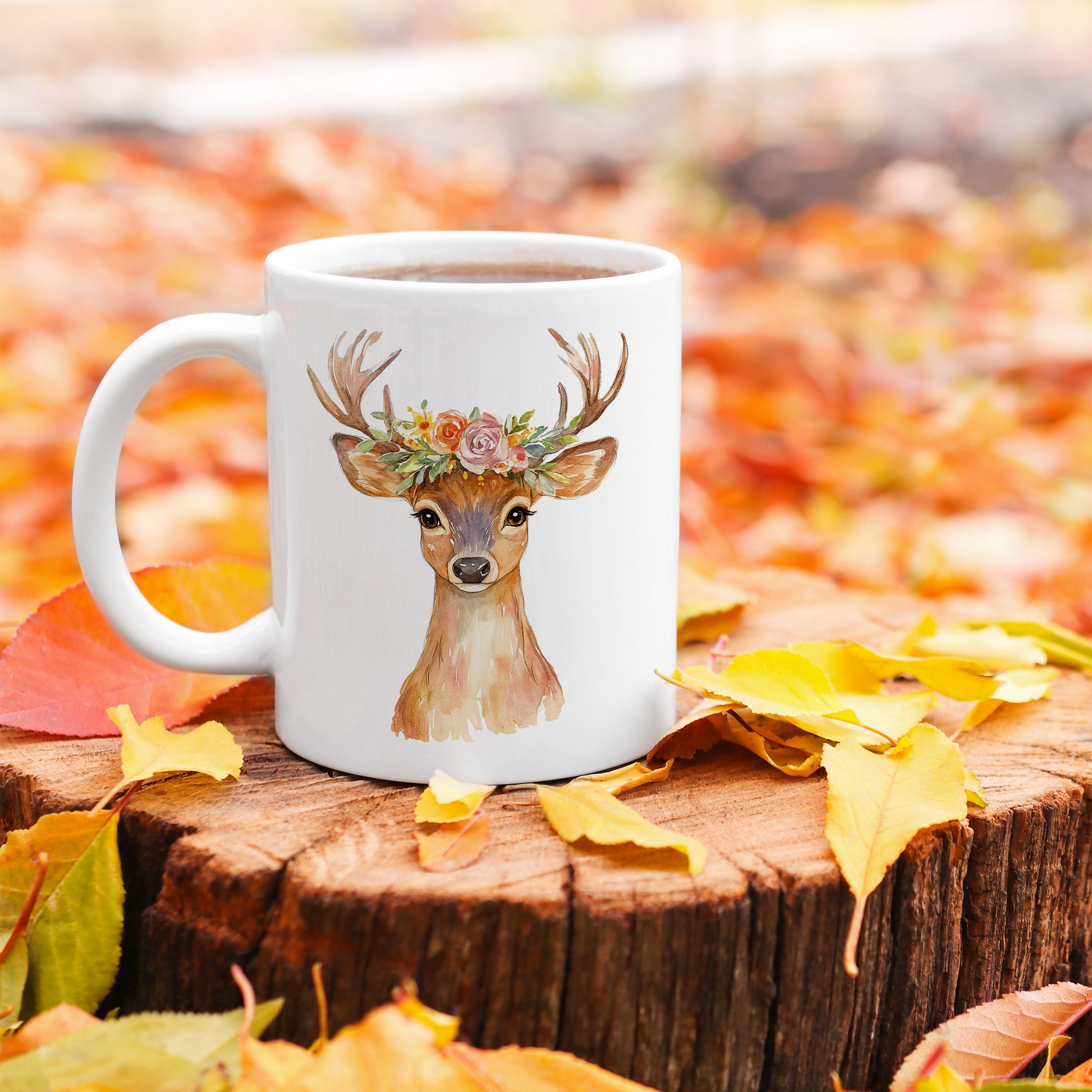 Tasse mit Reh-Motiv und Blumenkranz, weiße Farbe.