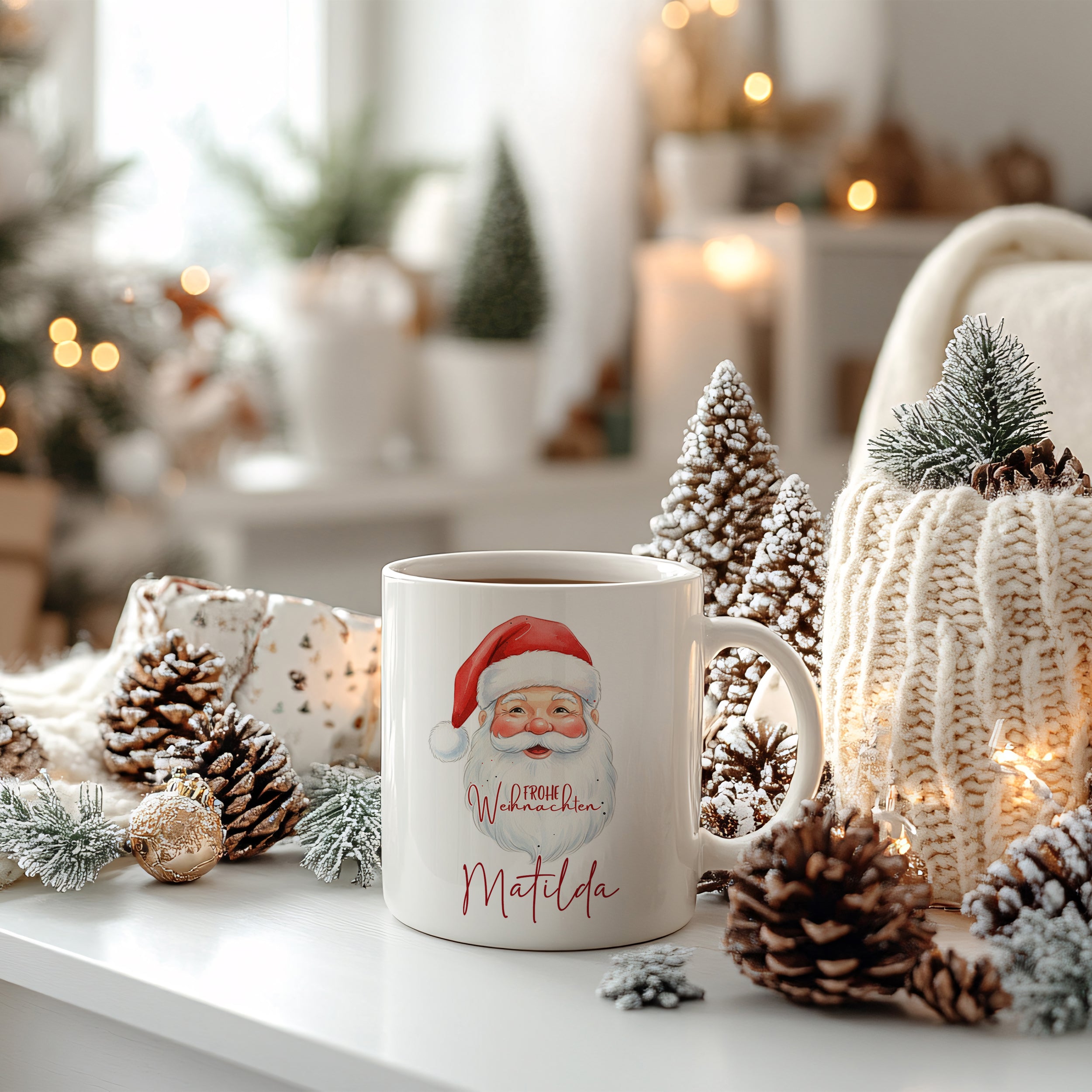 Weißer Becher mit Weihnachtsmann und Name Matilda.