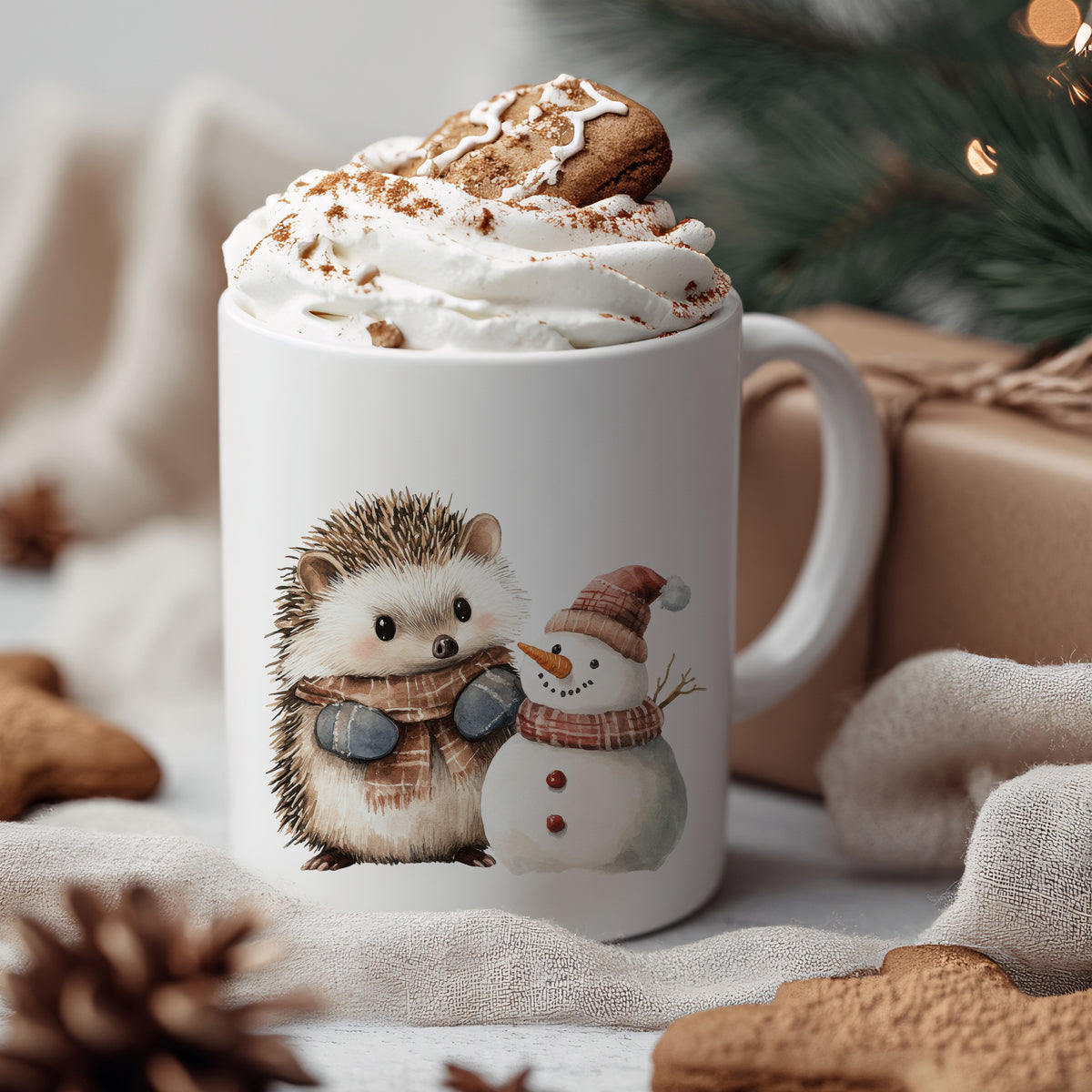 Weißer Becher mit Igel- und Schneemann-Motiv, befüllt mit Sahne.
