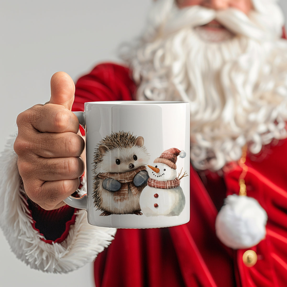 Tasse mit Igel und Schneemann, weiße Keramik.