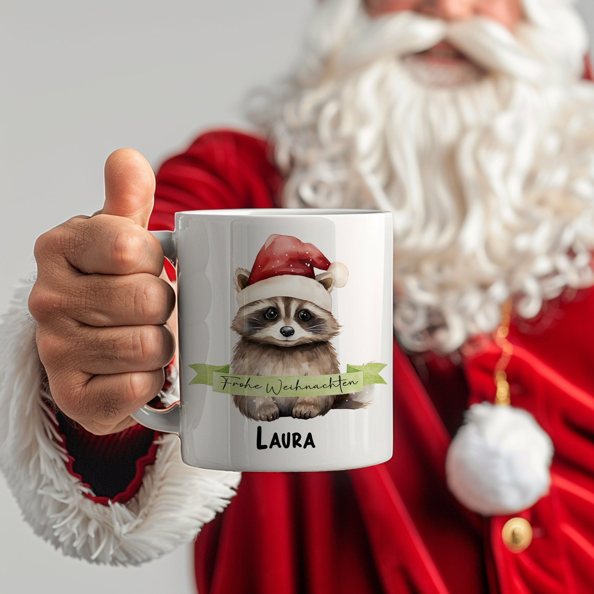 Tasse mit Waschbär-Design und Weihnachtsgruß, personalisiert.