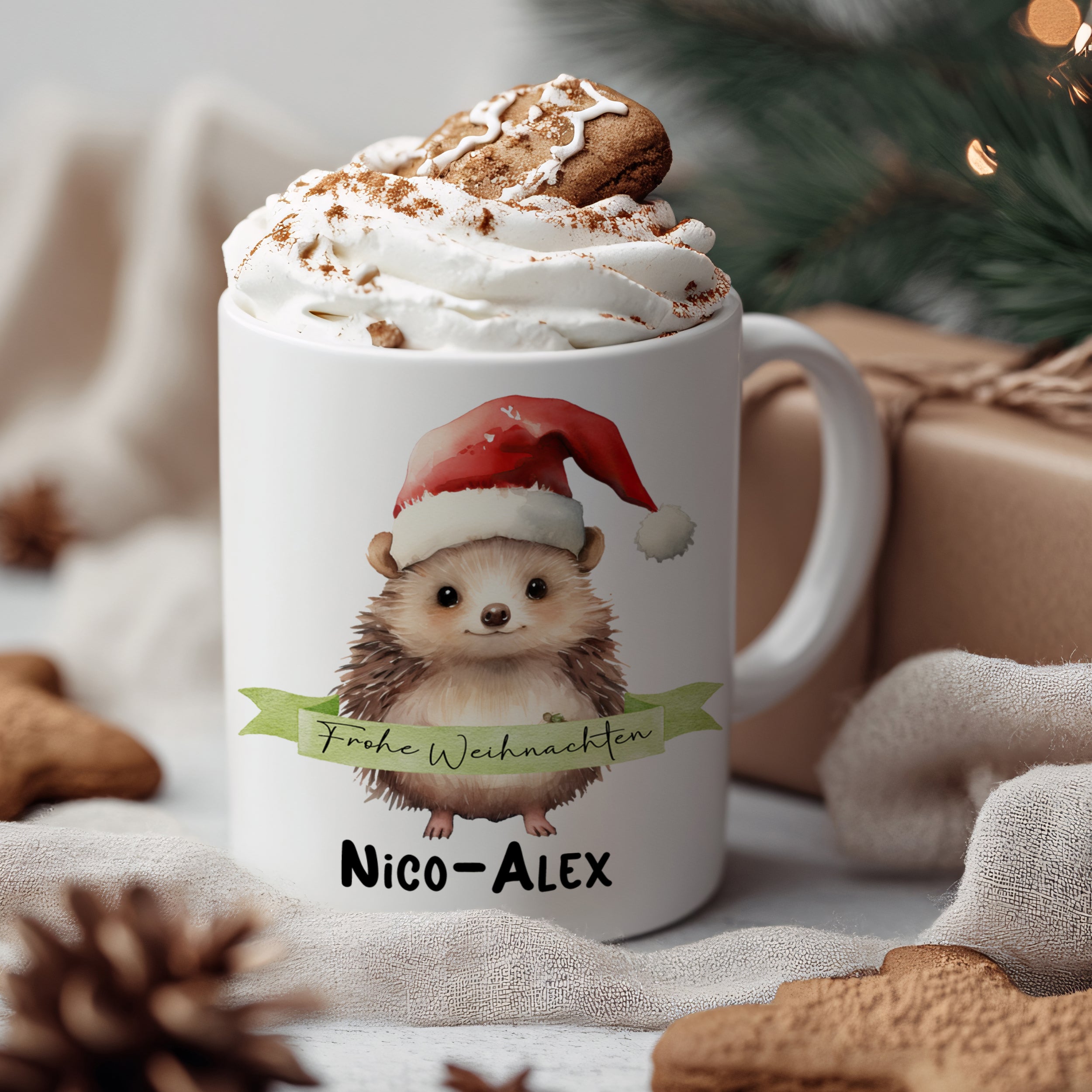 Weißer Becher mit Igel, Weihnachtsmütze und personalisiertem Namen.