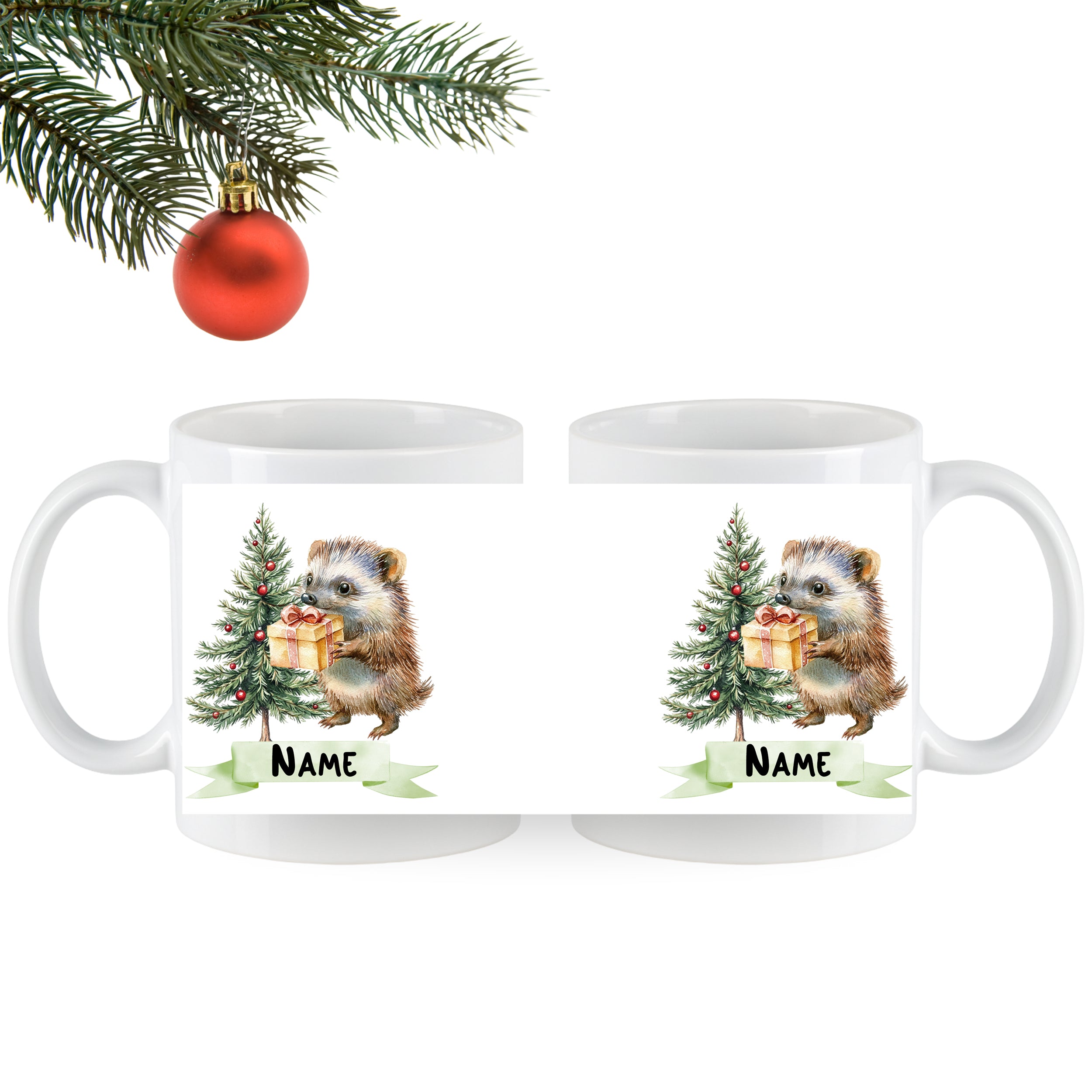 Weißer Becher mit Igel, Geschenk und Weihnachtsbaum.
