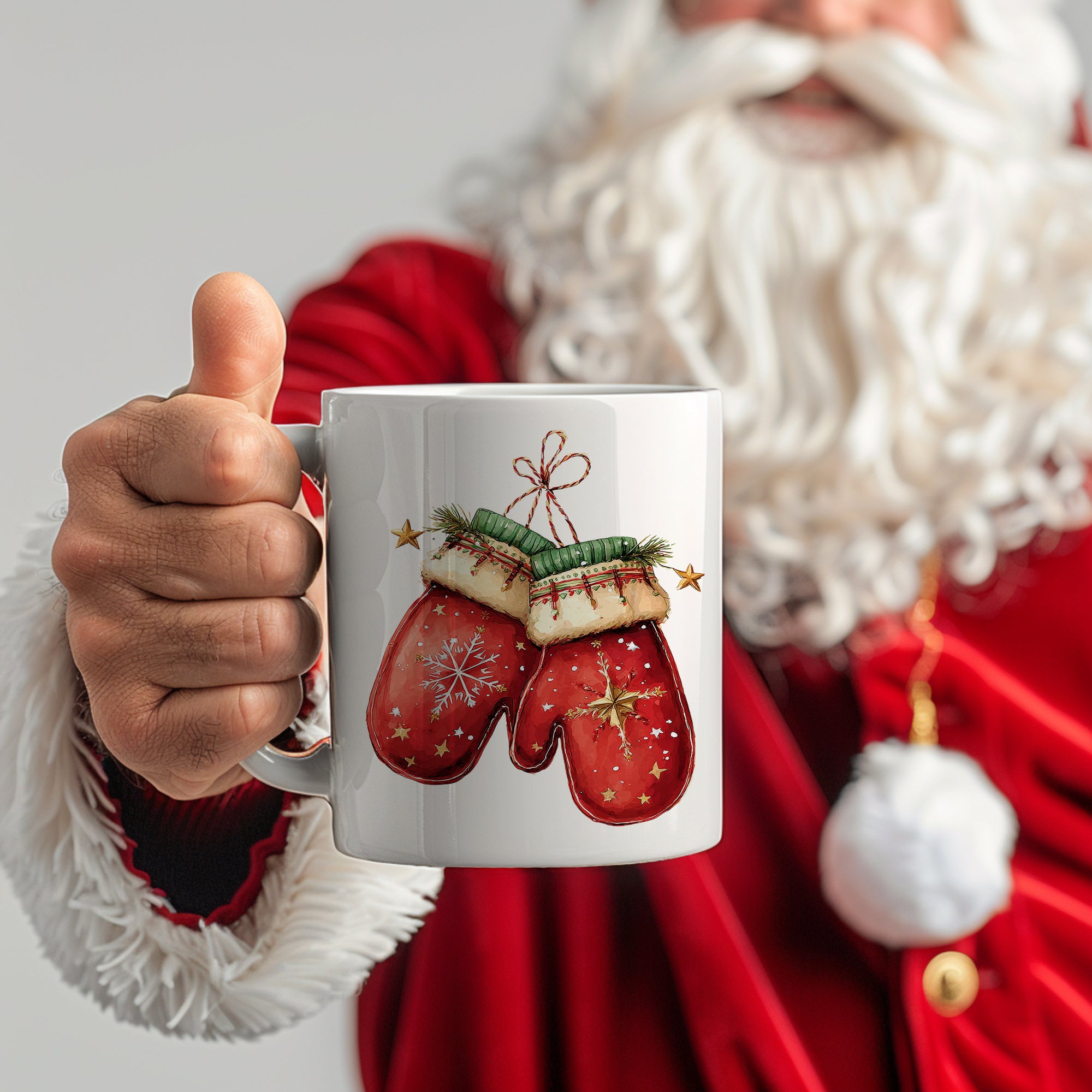 Weißer Becher mit roten Handschuhen und Weihnachtsmotiven.