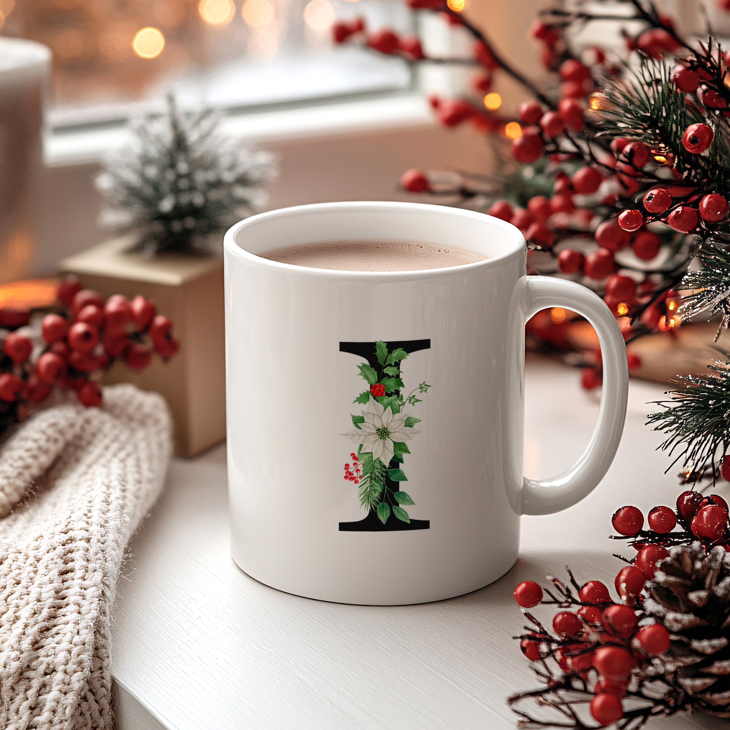Weiße Tasse mit floralem I-Motiv und heißem Getränk.