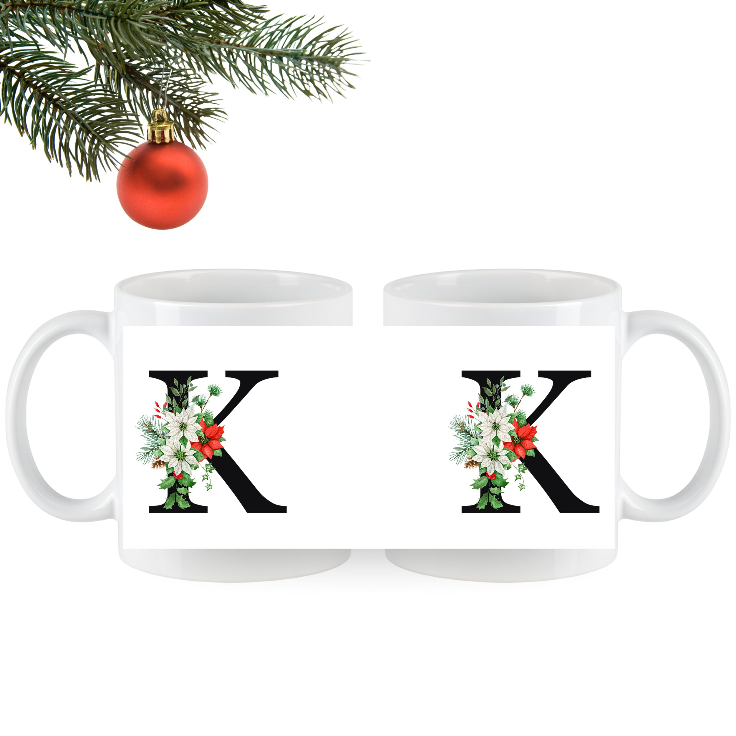 Weiße Tassen mit floralem "K" und Weihnachtsdekor.