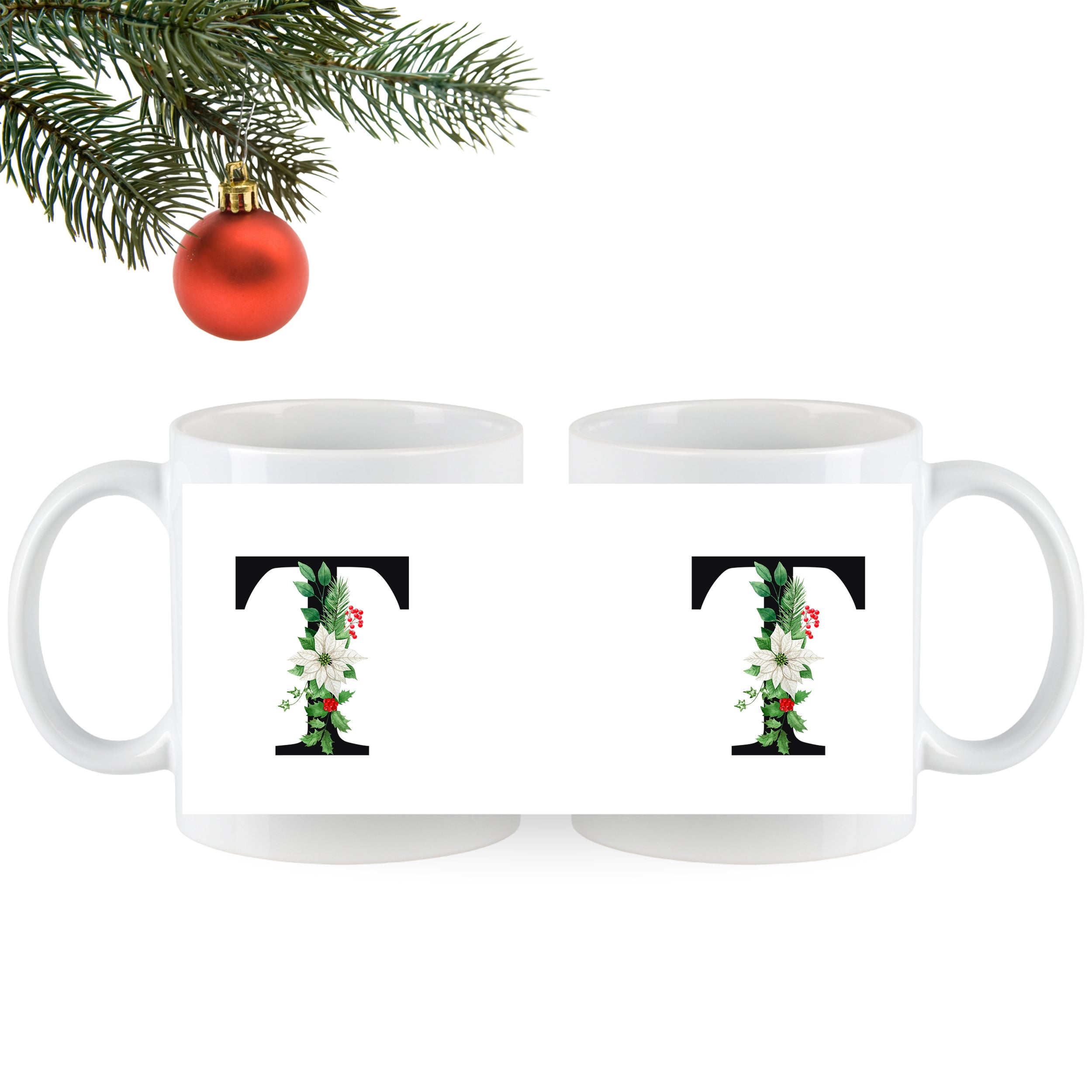 Weiße Tasse mit floralem Buchstaben "T" und Weihnachtsdekor.