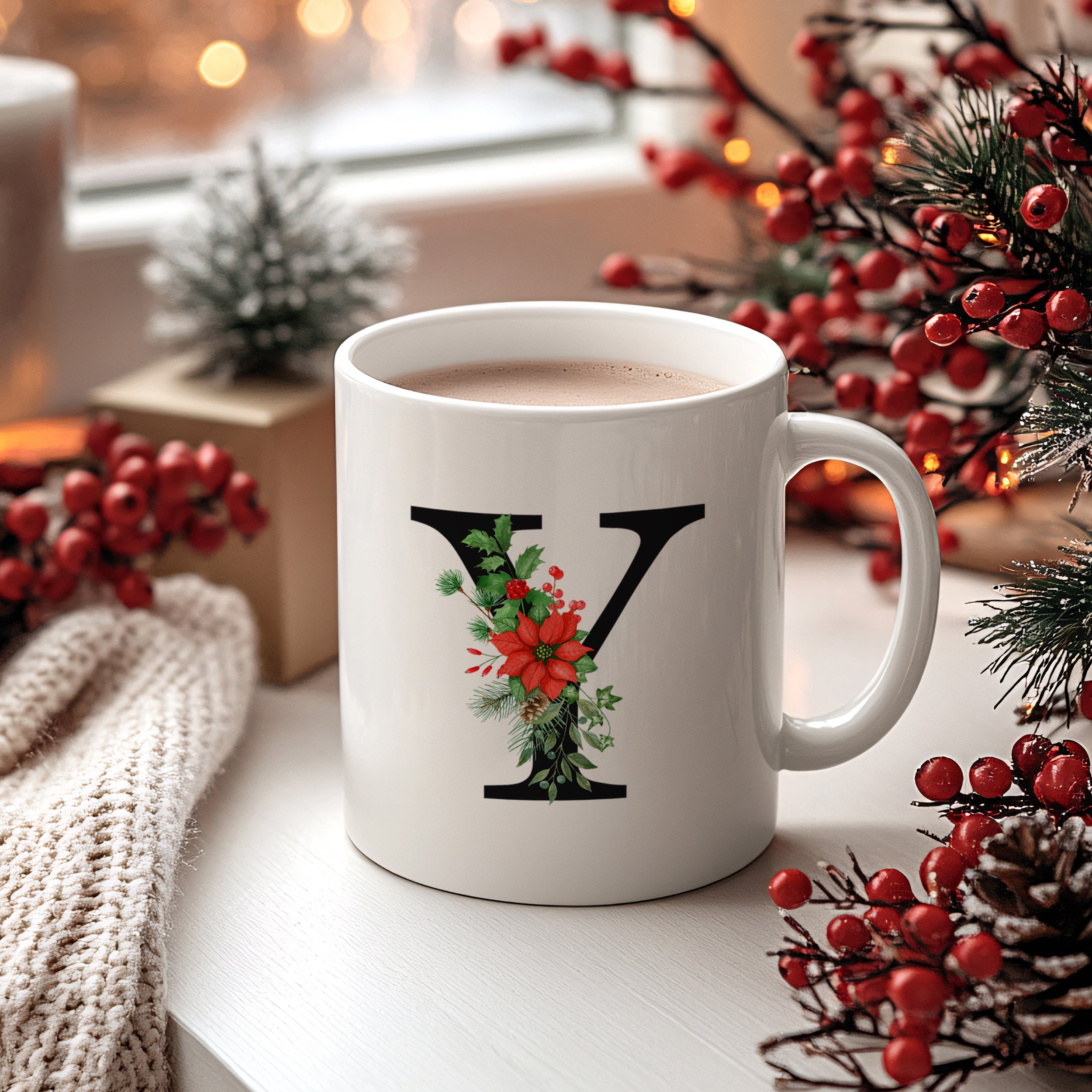 Weiße Tasse mit floralem "Y"-Design und heißem Getränk.