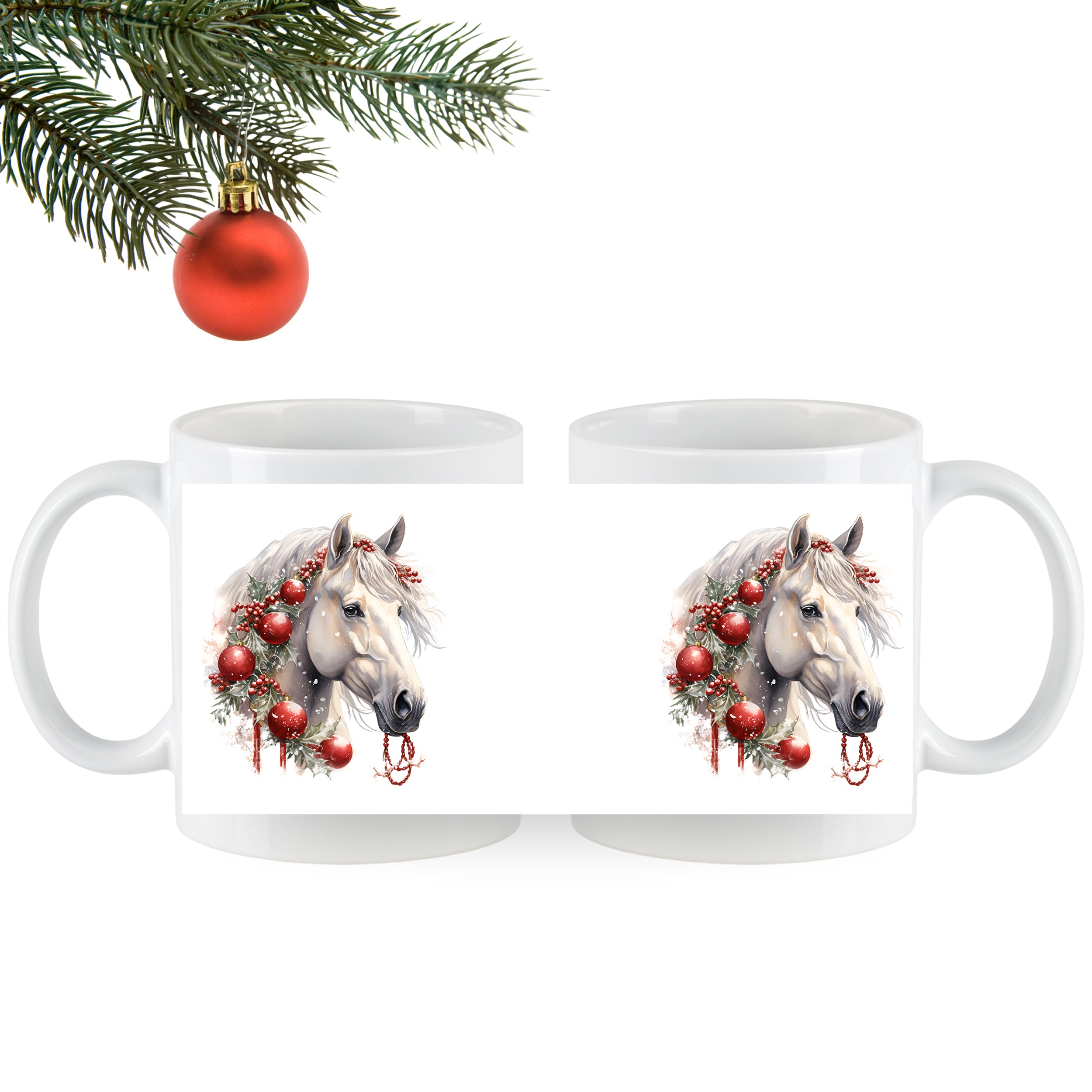 Weiße Tassen mit Weihnachts-Pferdemotiv und roten Kugeln.