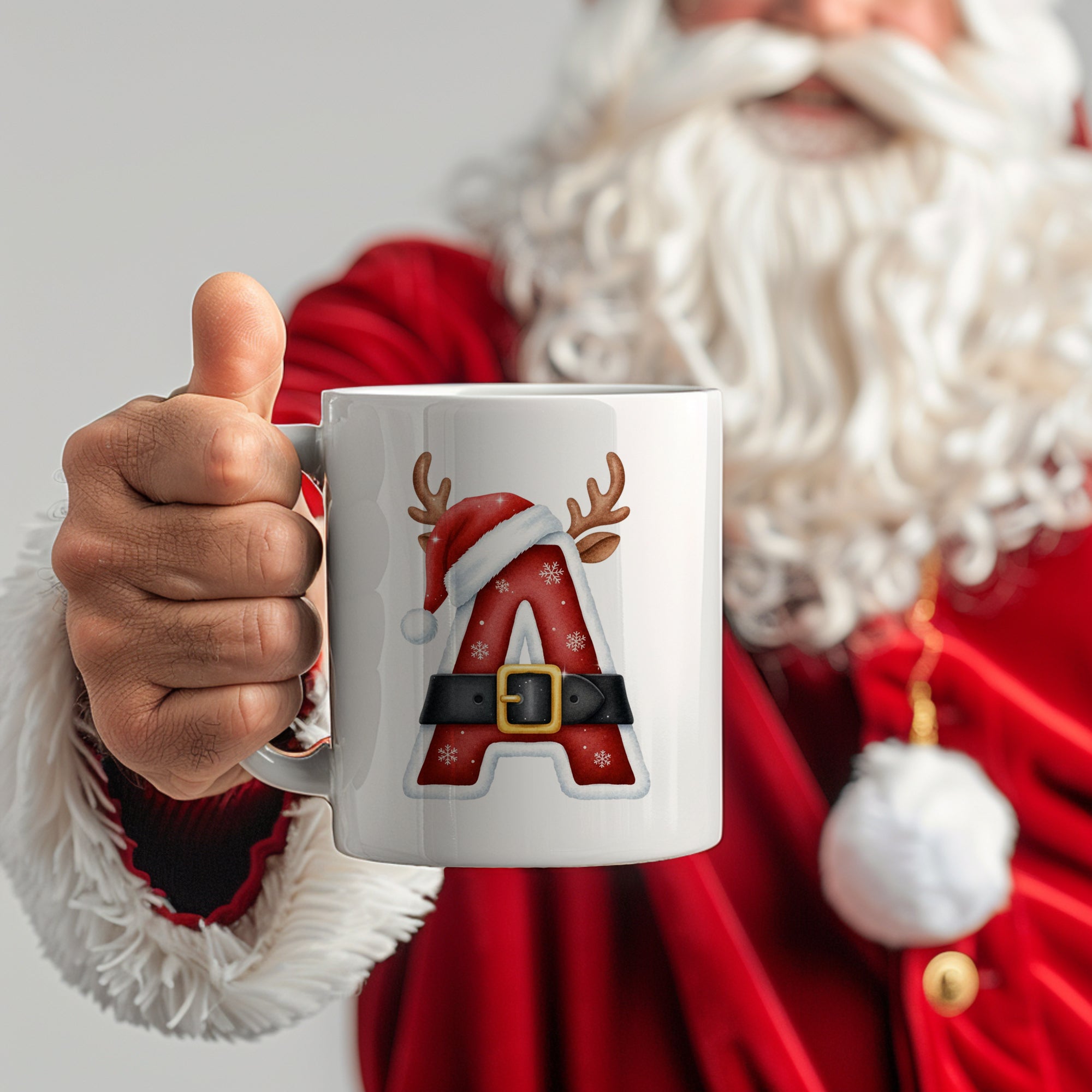 Tasse mit Weihnachtsmotiv und rotem Buchstaben A