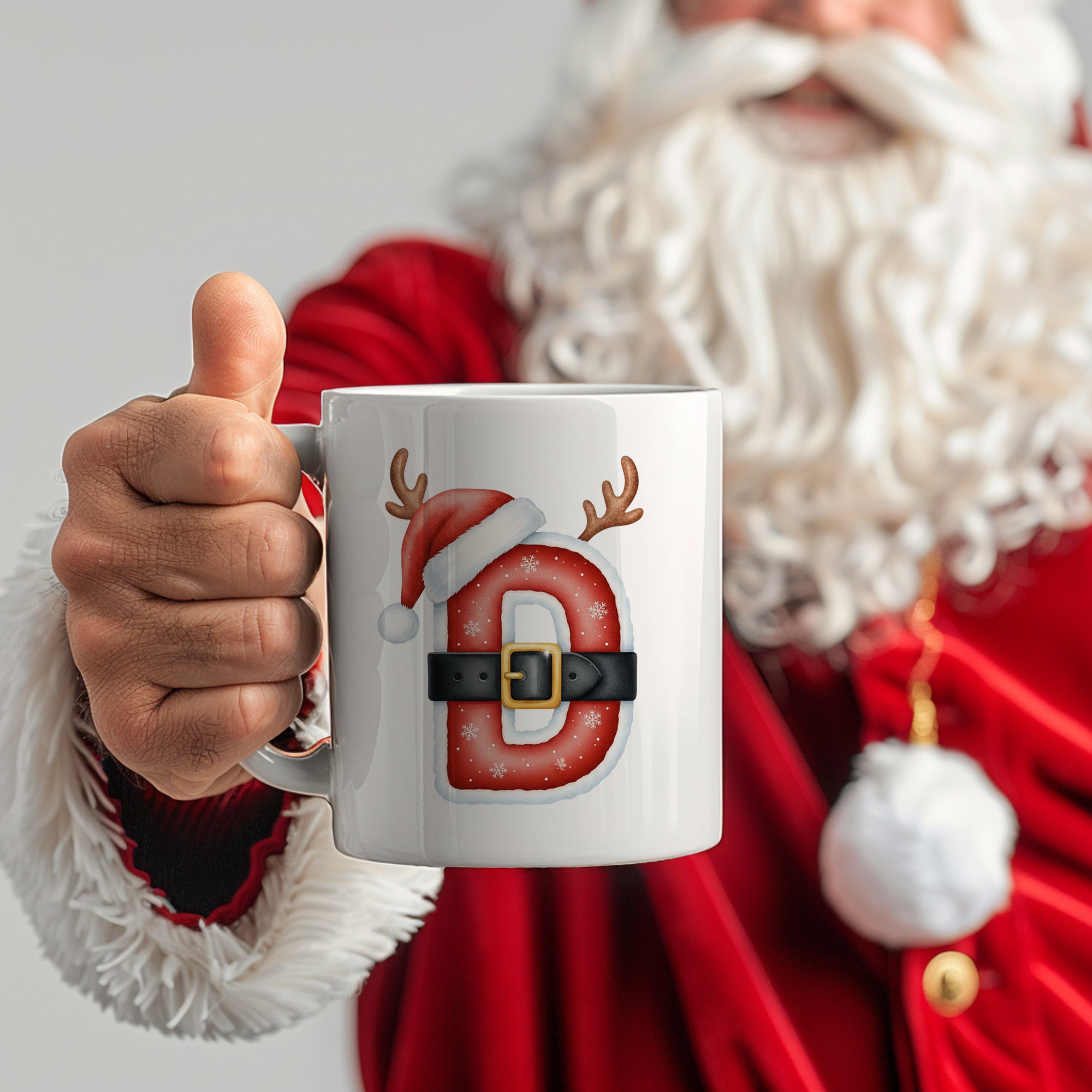 Weißer Becher mit Weihnachtsmotiv und Buchstaben D.