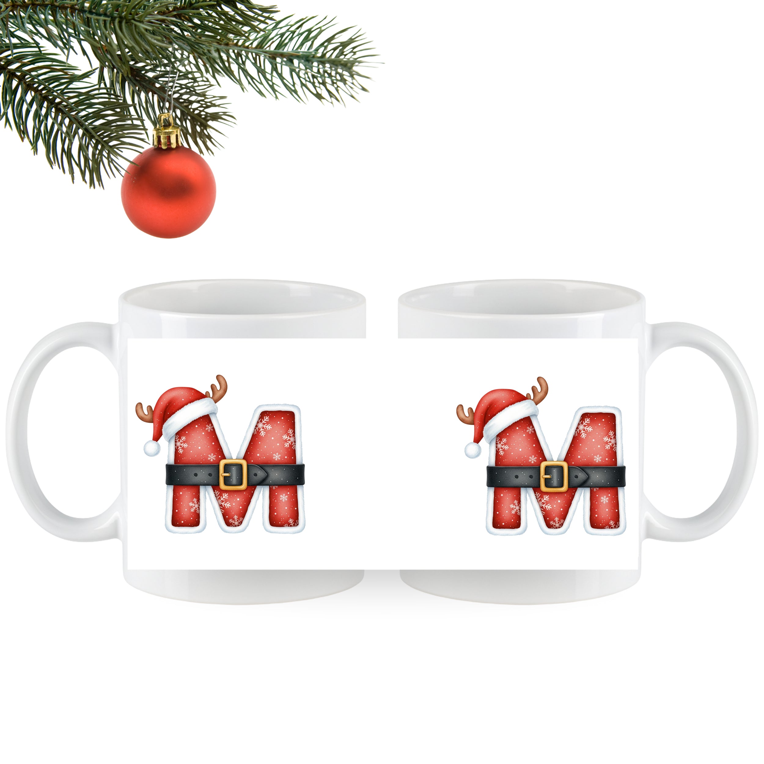 Weihnachtliche Tassen mit roten Buchstaben und Santa-Motiv.