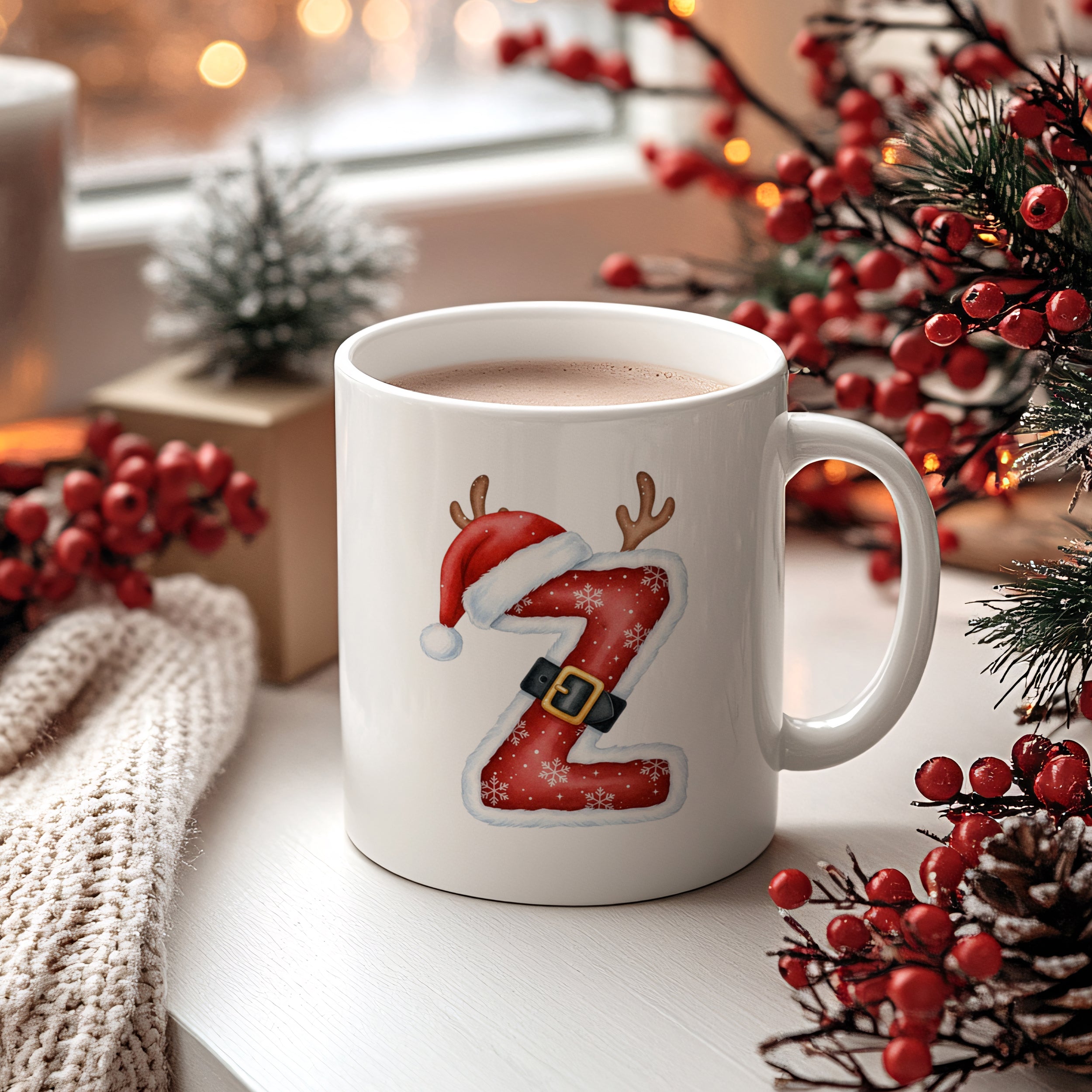 Weißer Becher mit Weihnachtsmotiv und heißem Getränk.