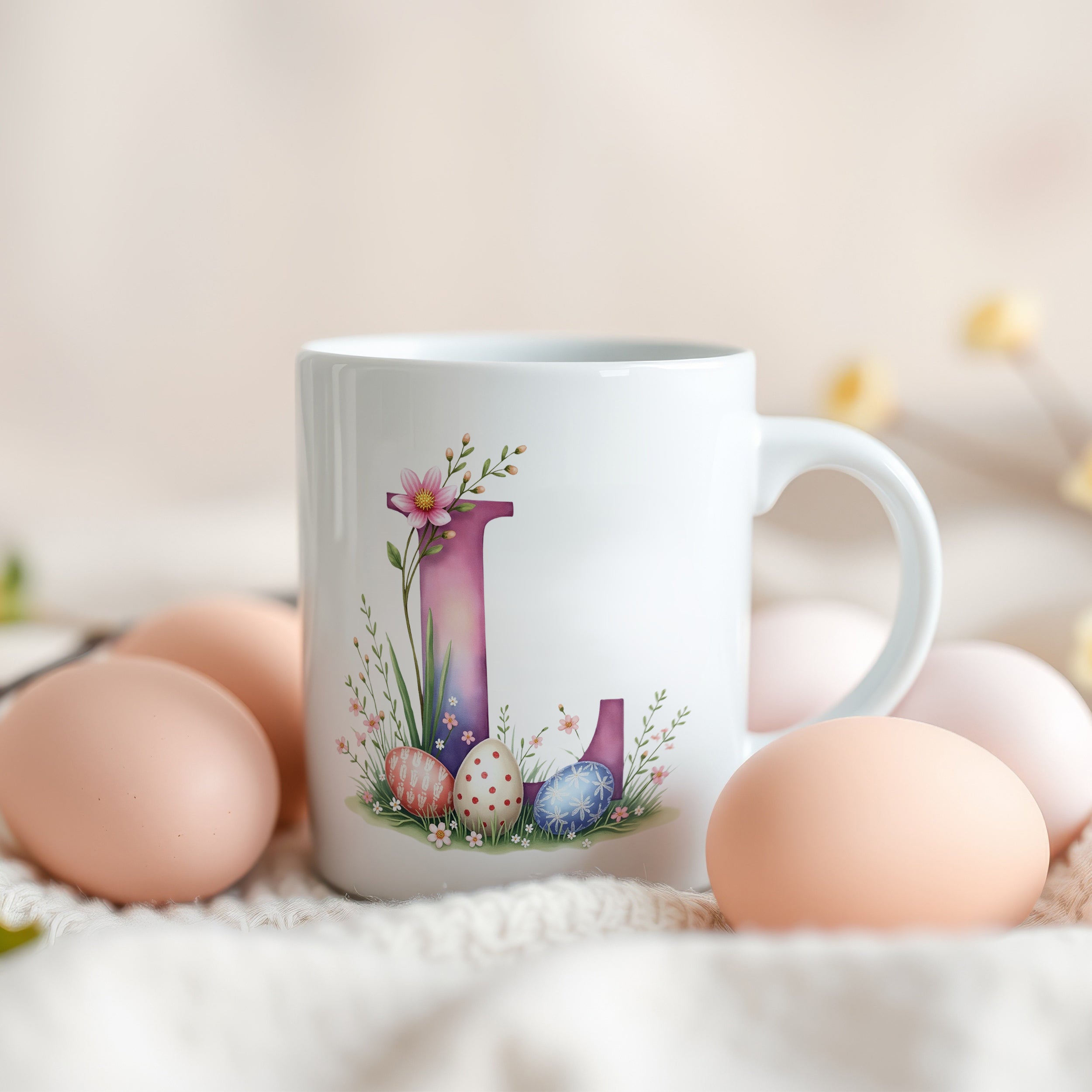 Tasse mit buntem Buchstaben "L" und Ostereiern.