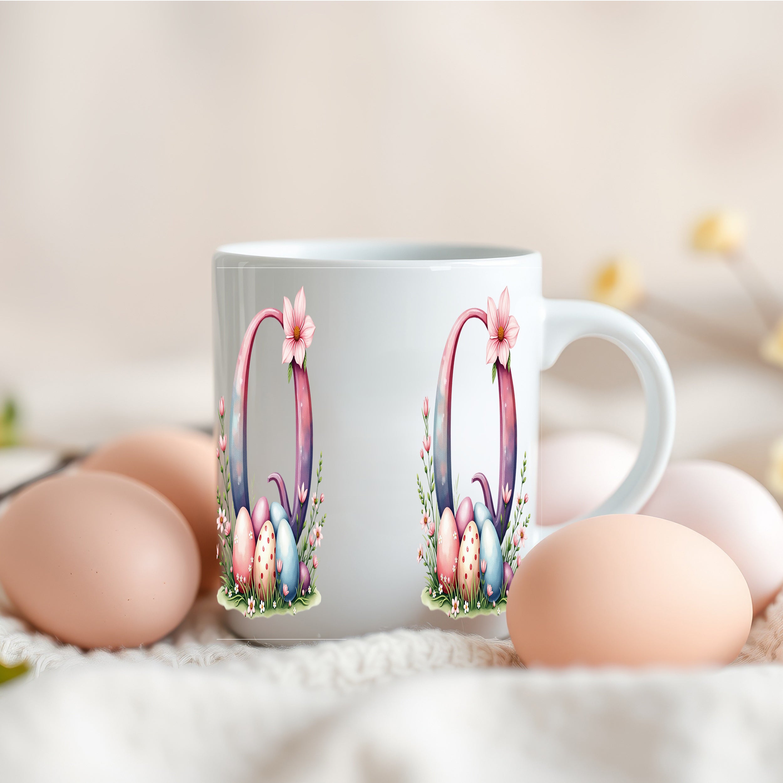 Weißer Becher mit bunten Ostereiern und Blumenmotiven.