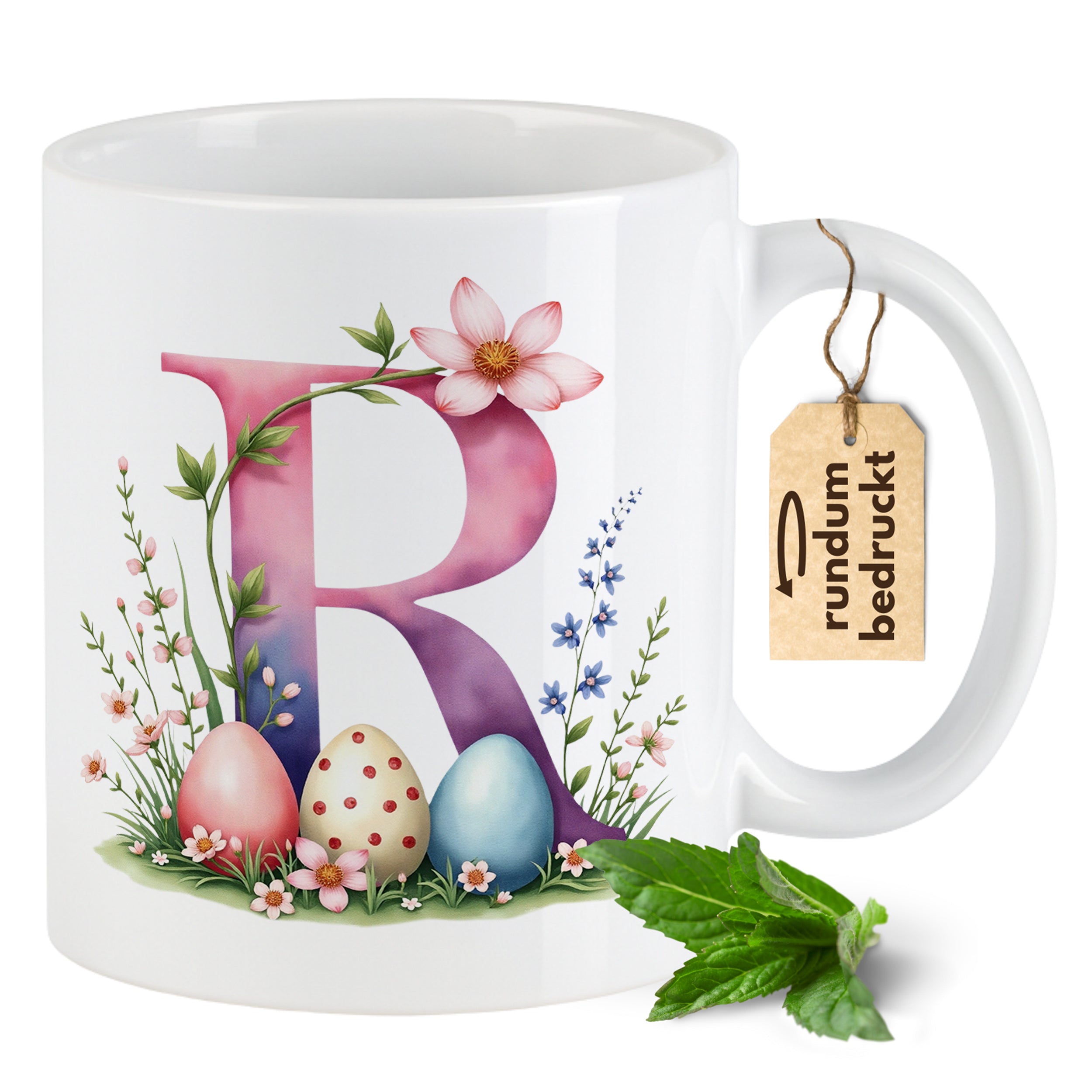 Tasse mit buntem Buchstaben R und Ostereiern.