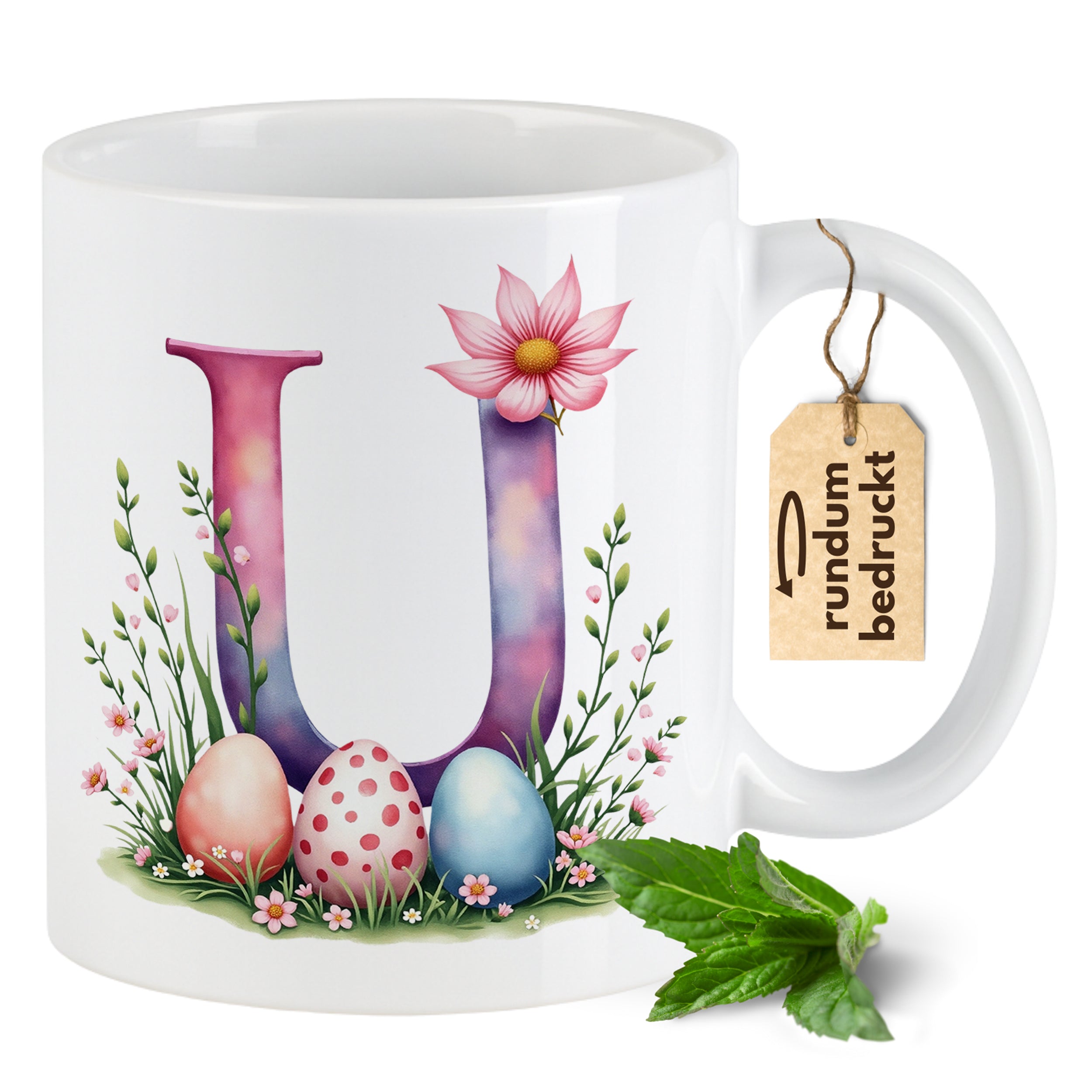 Tasse mit buntem Buchstaben U, Ostereiern und Blumen.