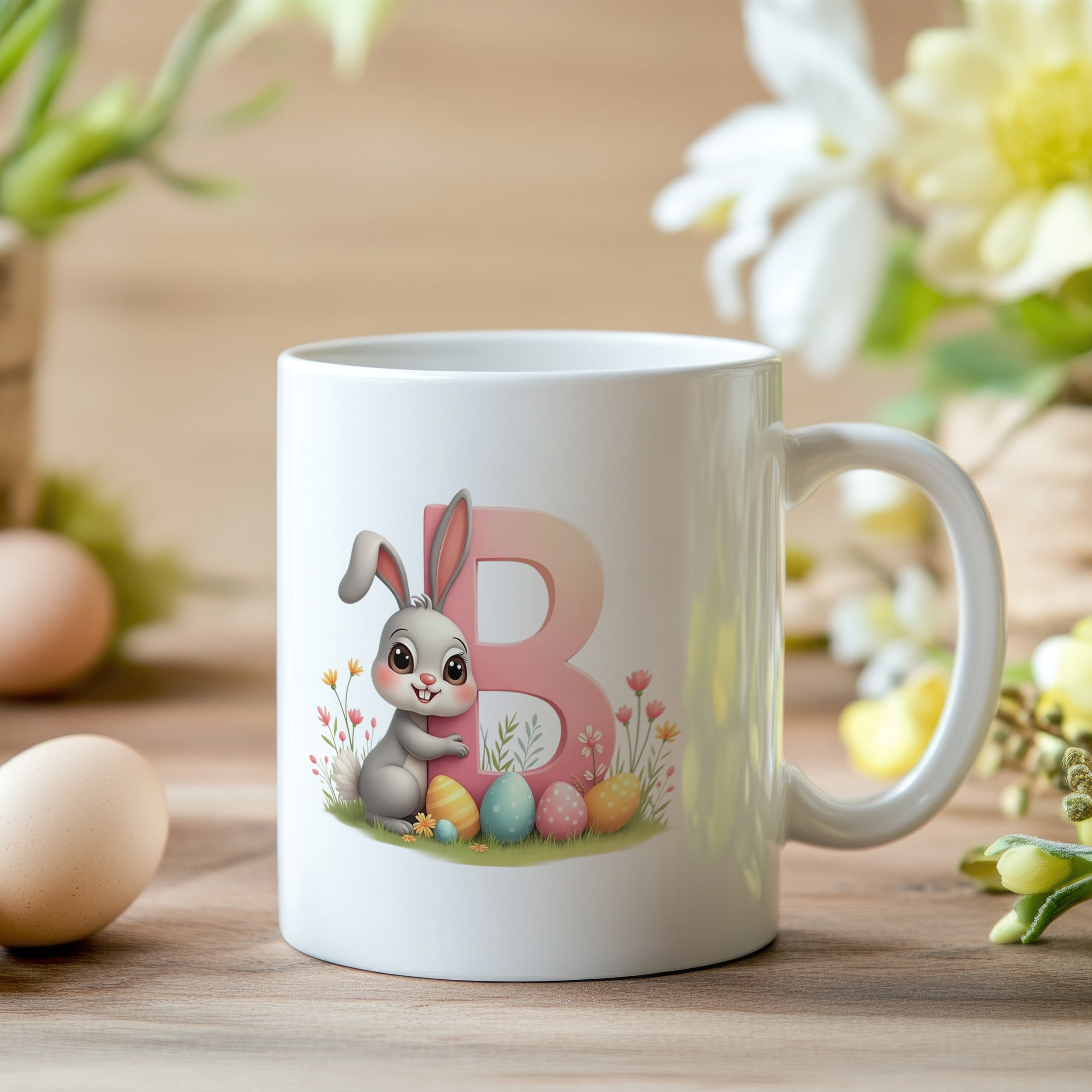Kaffeetasse mit niedlichem Hasen und bunten Ostereiern.