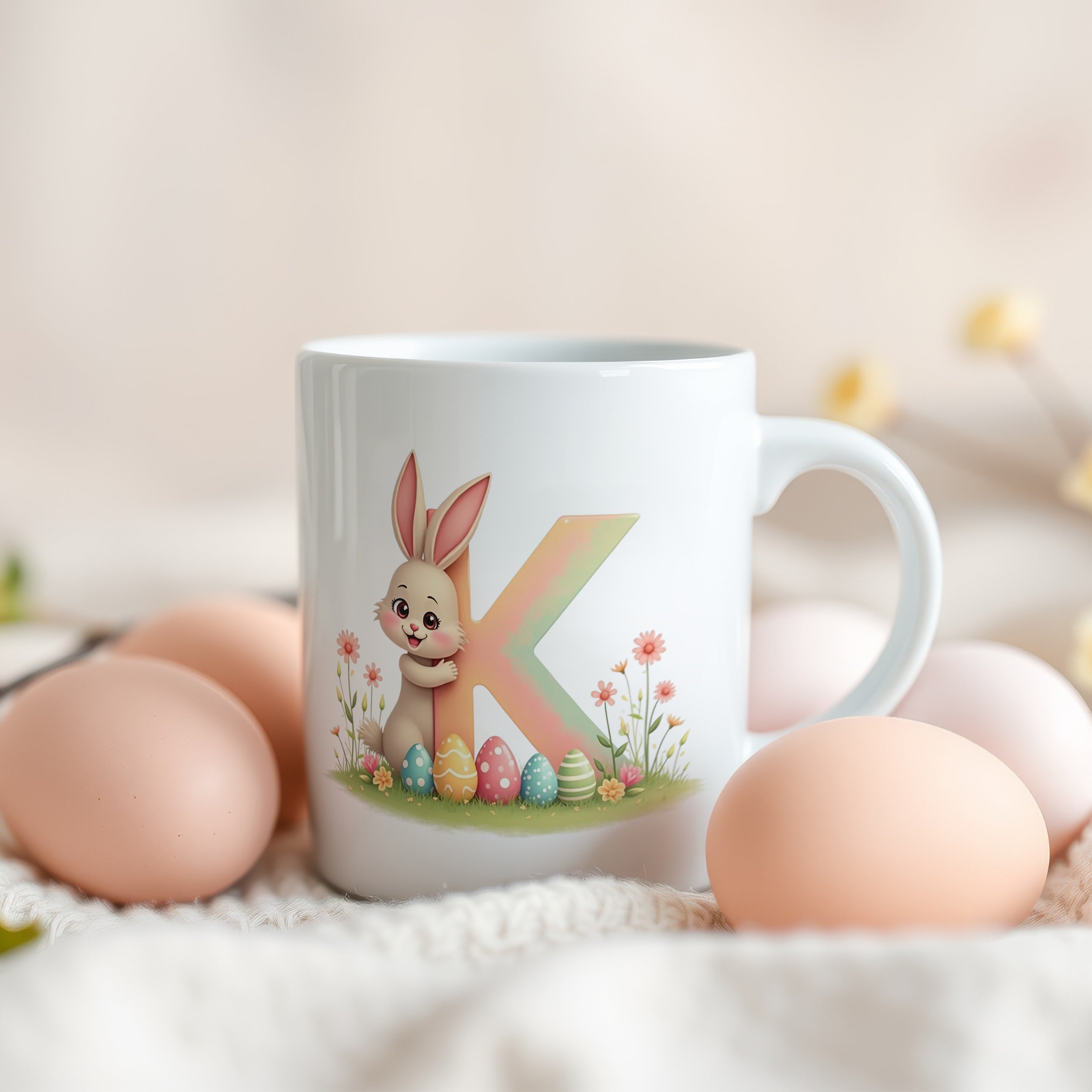 Weißer Kaffeebecher mit buntem Hasen und Ostereiern.