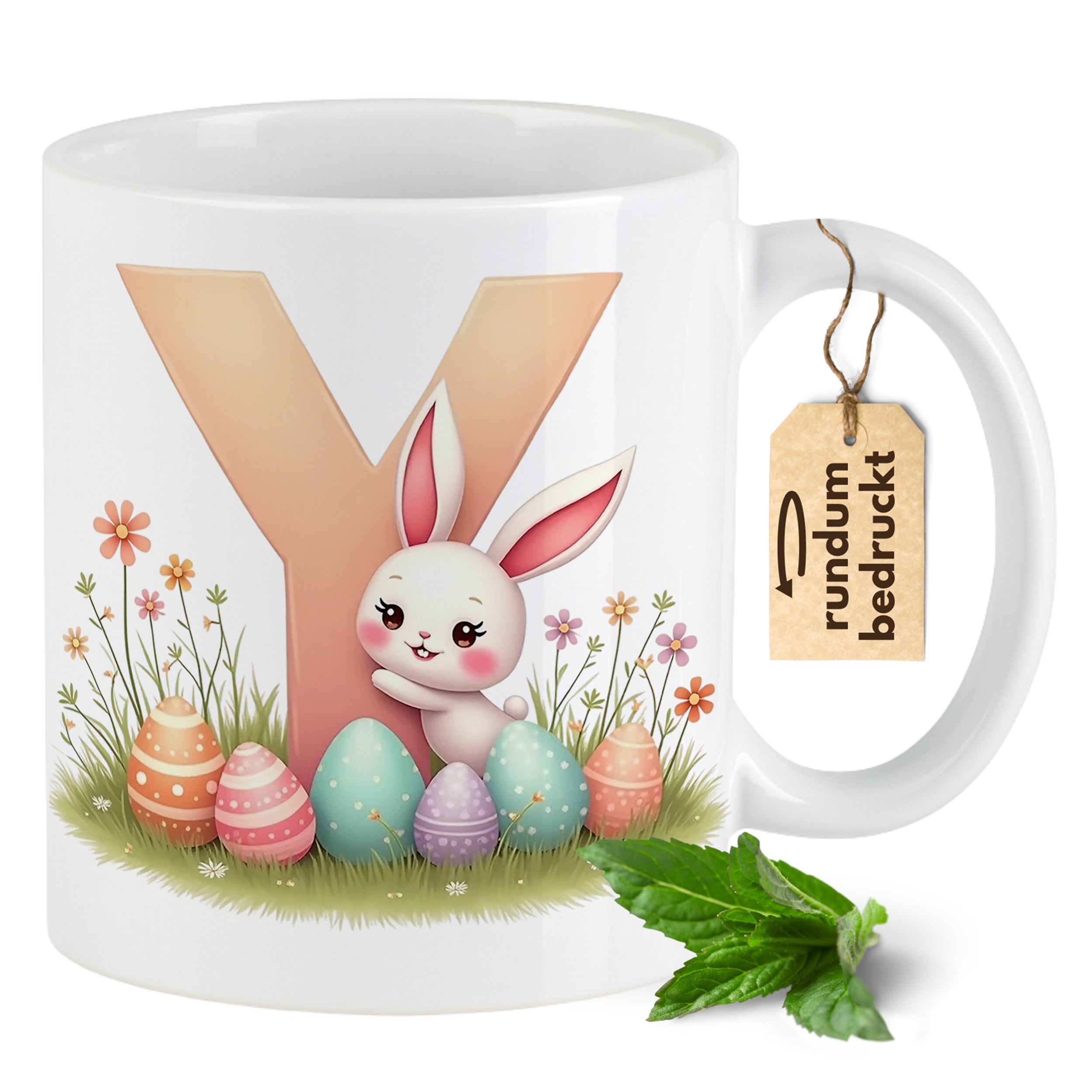 Kaffeetasse mit buntem Osterhasen und Eiern.