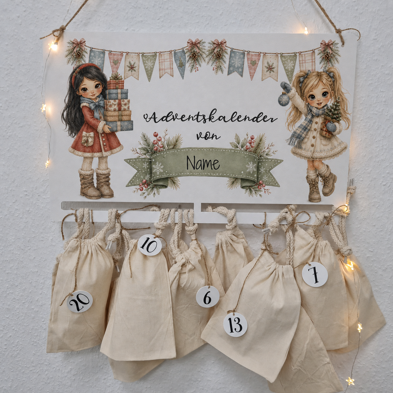 Personalisierter Adventskalender mit Beuteln und Zahlenanhängern an einer hellen Wand