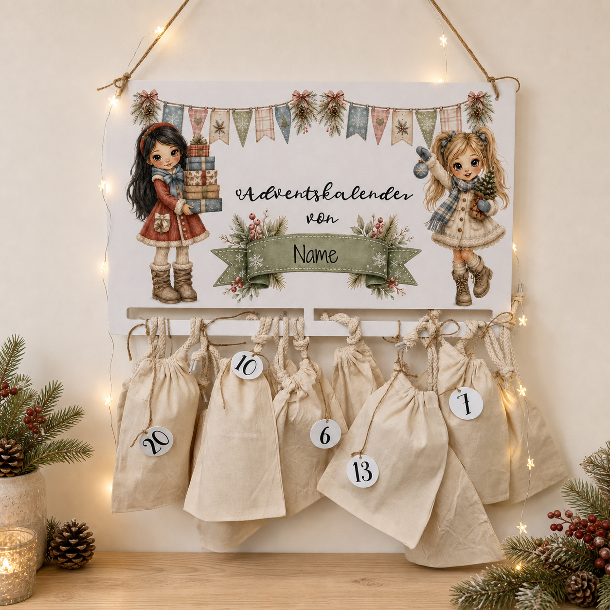 Personalisierter Adventskalender mit Baumwollbeuteln an einer hellen Weihnachtswand