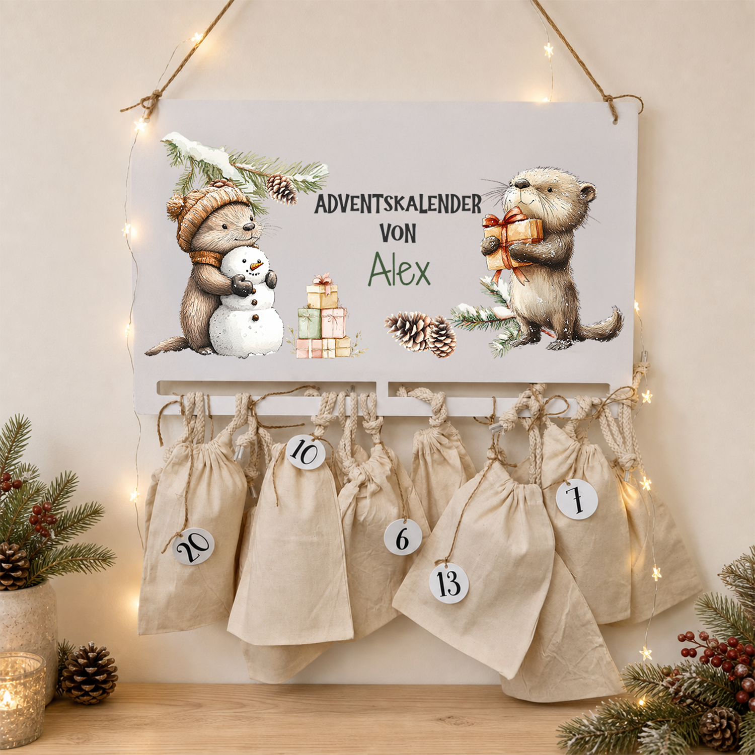 Personalisierter Adventskalender mit Igel und Otter, Zahlenanhängern und Baumwollbeuteln