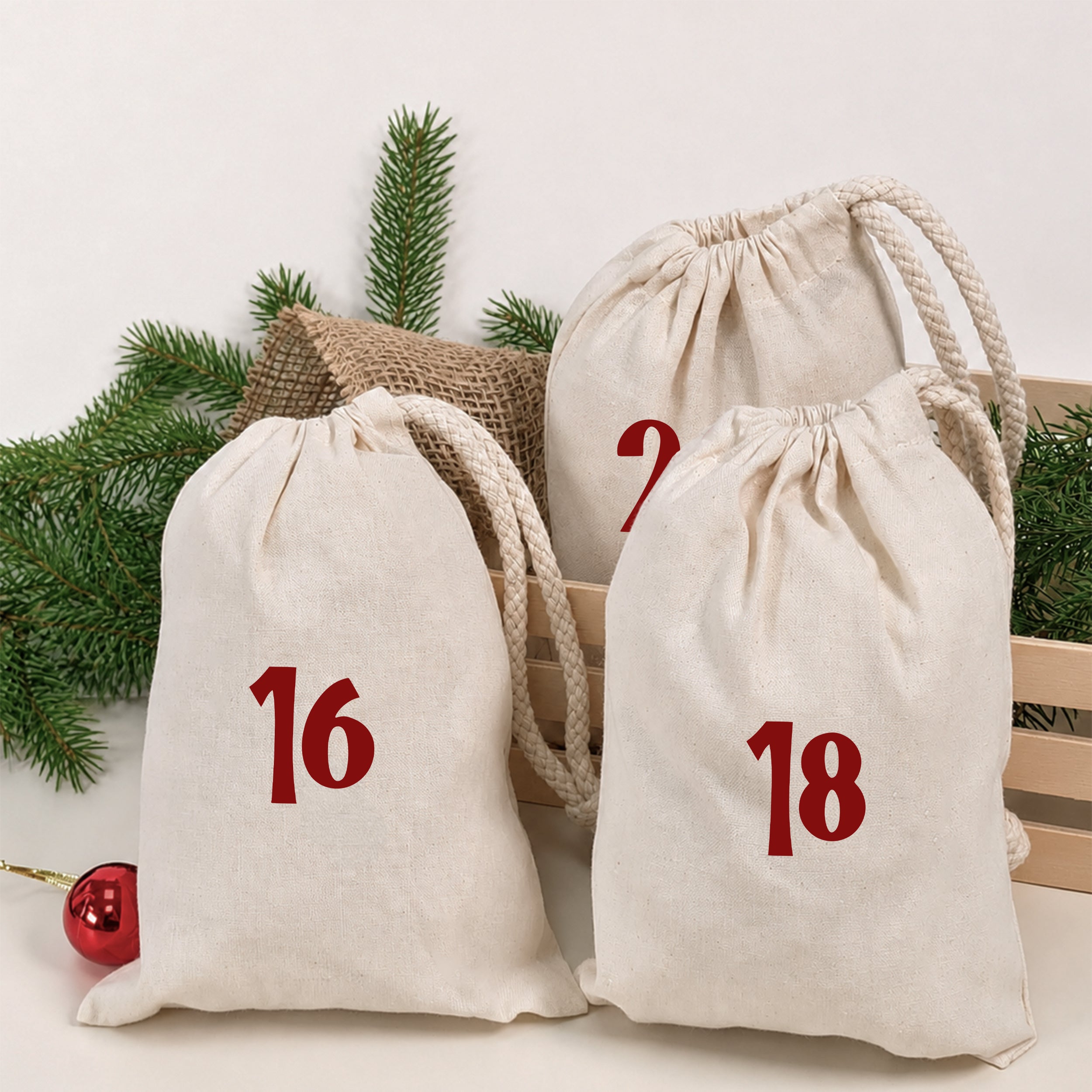 Anwendungsbeispiel der Adventskalender-Bügelbilder auf Stoffbeuteln; Beutel nicht enthalten.