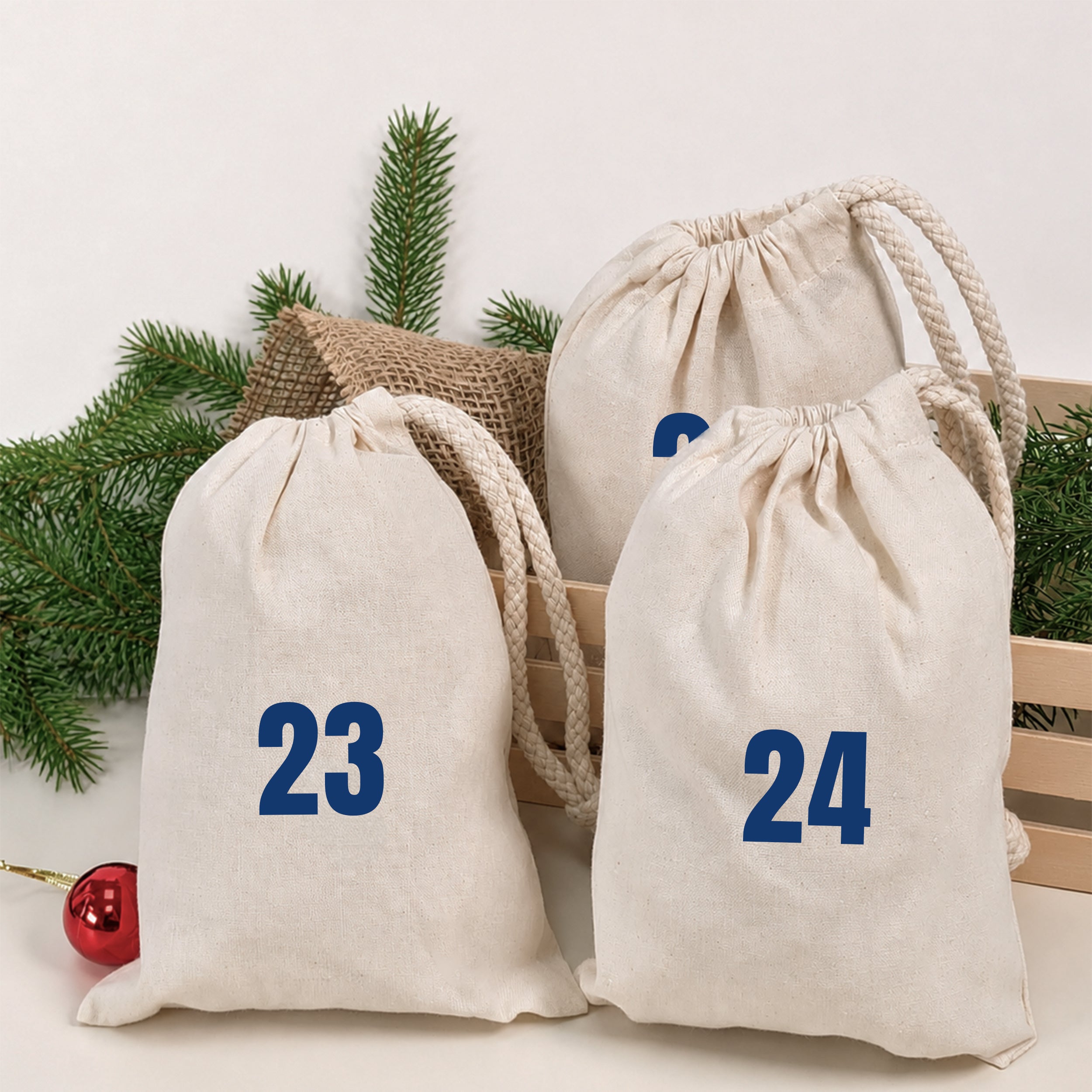 Anwendungsbeispiel dunkelblauer Adventskalender-Bügelbilder auf Stoffbeuteln; Beutel nicht enthalten.