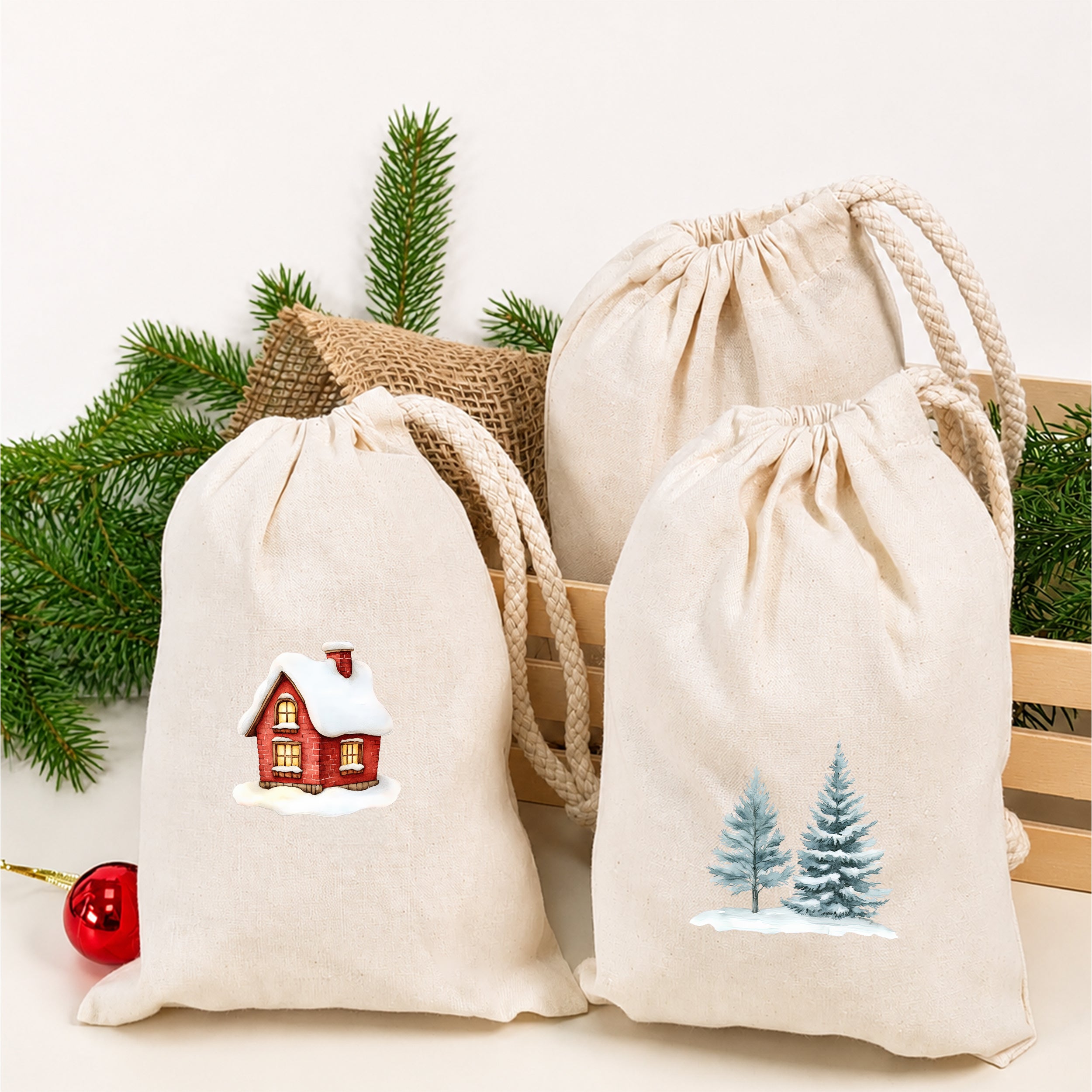 Naturfarbene Geschenkbeutel mit aufgebügeltem verschneitem Haus und Tannenbäumen