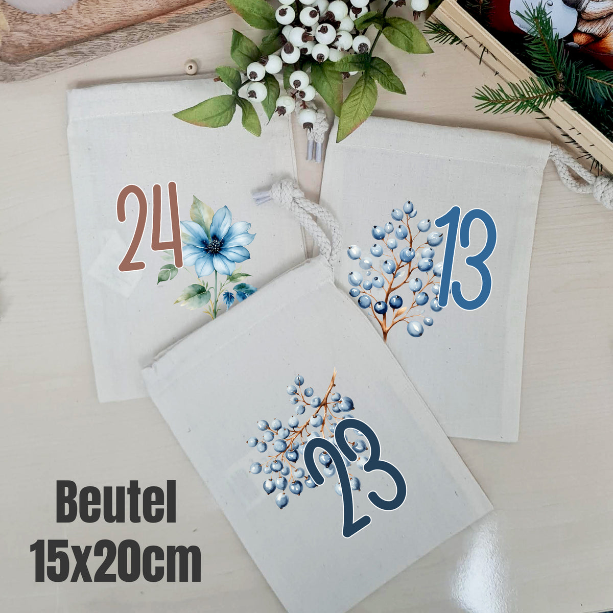 Naturfarbene Adventskalender-Beutel 15 × 20 cm mit blauen Blumen, Beeren und Zahlen