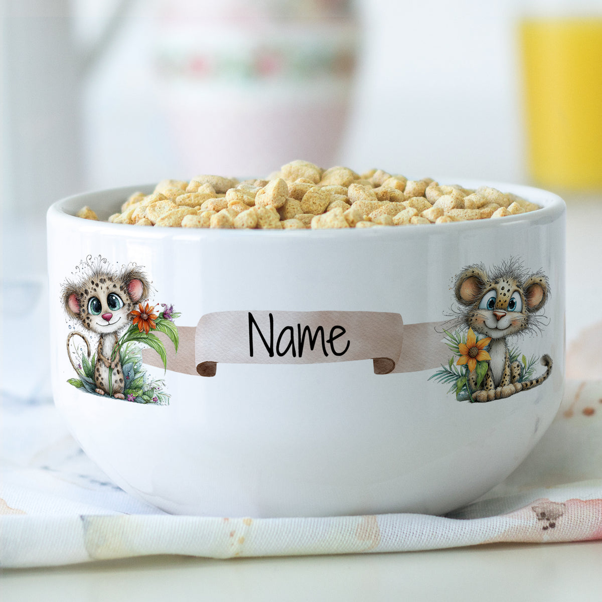 Personalisierte Müslischale mit niedlichen Leoparden, Blumen und Wunschname, gefüllt mit Frühstückscerealien