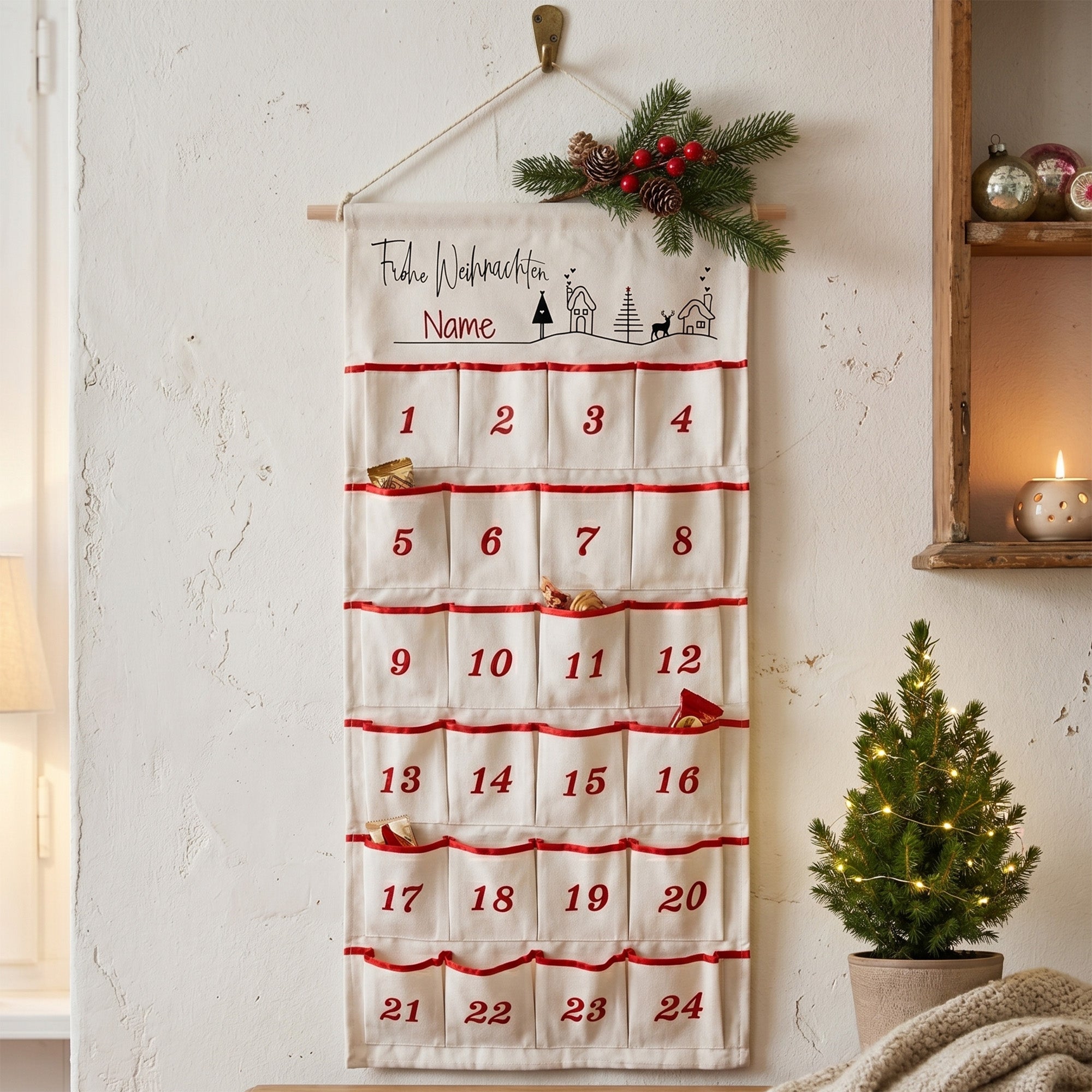 Adventskalender aus Stoff in Creme mit roten Zahlen.