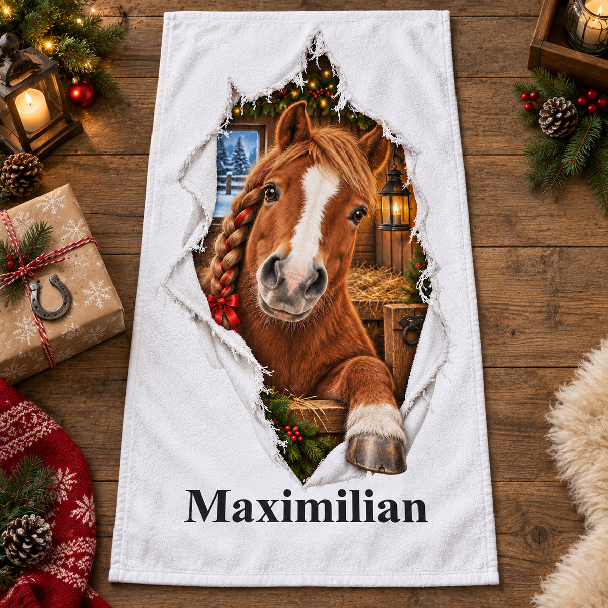 Weißes personalisiertes Handtuch mit Weihnachtspony-Motiv im gedruckten Stoffriss-Design in einer weihnachtlichen Geschenkszene.