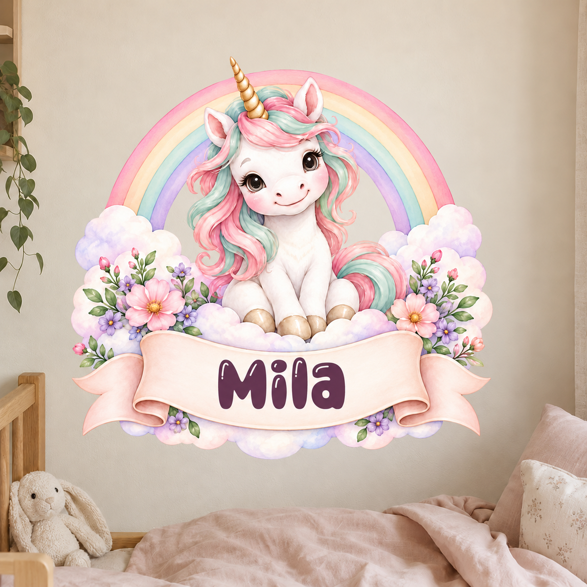Personalisiertes Einhorn-Wandtattoo Regenbogenzauber mit Beispielname Mila: Wandtattoo auf freier Wandfläche im Kinderzimmer.