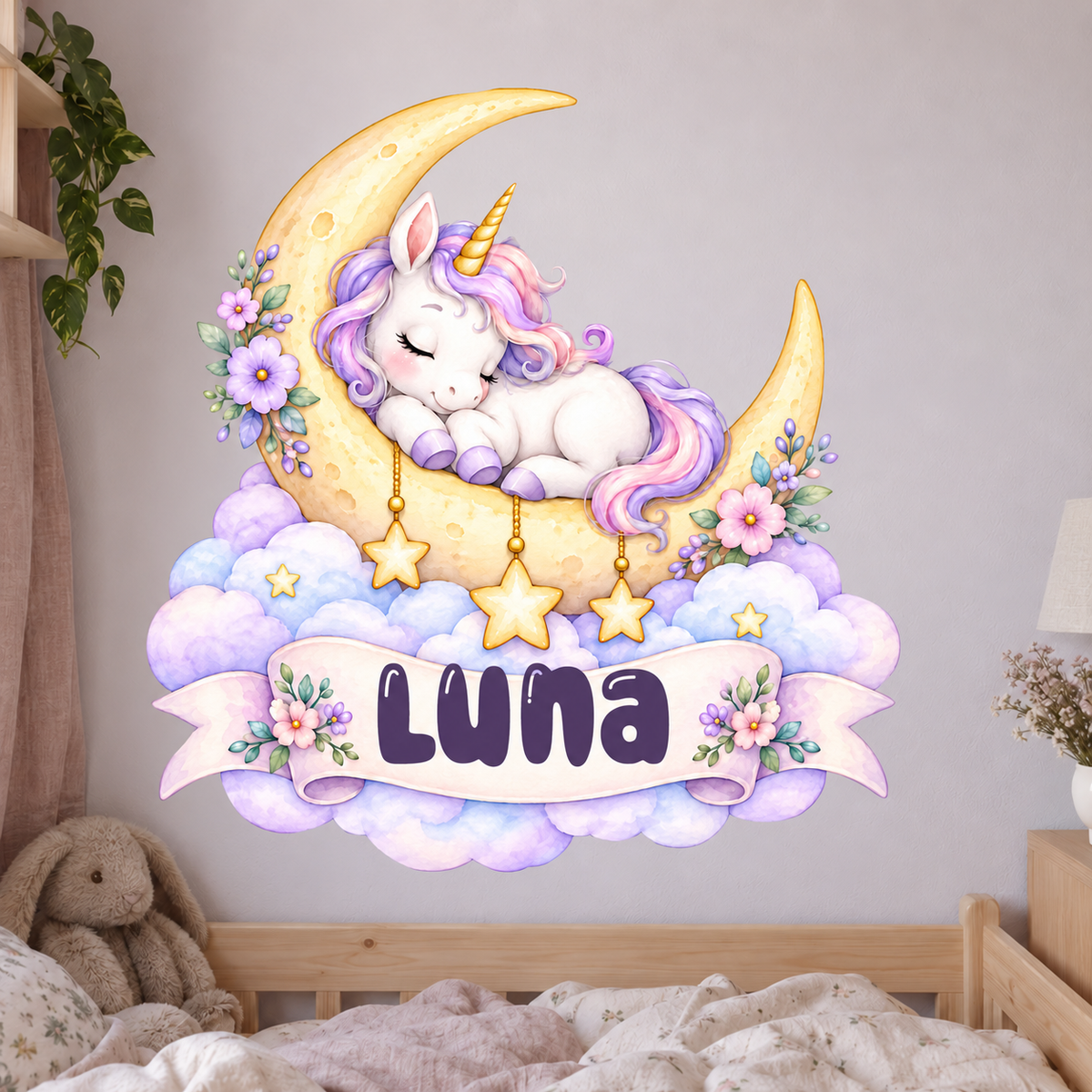 Personalisiertes Einhorn-Wandtattoo Mondträumchen mit Beispielname Luna: Wandtattoo auf freier Wandfläche im Kinderzimmer.